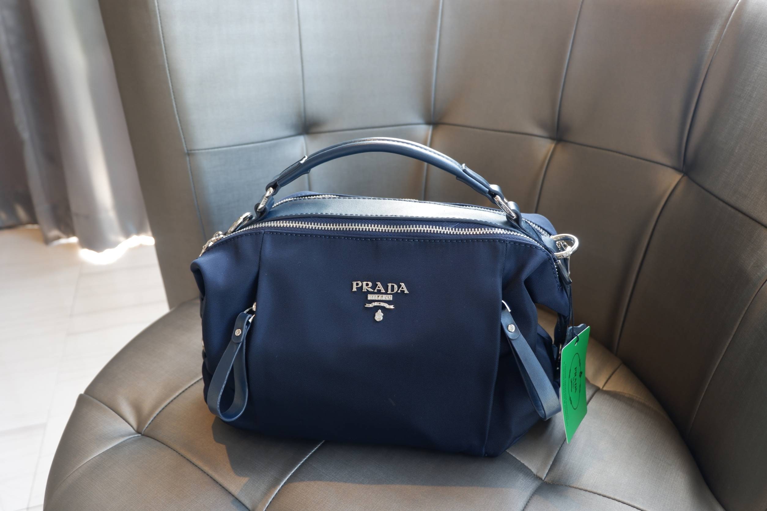 รุ่น Limited edition ค่า ได้ กระเป๋าอเนกประสงค์ ทรง Mini TOTE จากแบรนด์ PRADA มาค่า เป็น กระเป๋าMatte Canvas ใบนี้มีสายยาวให้คะ เลิศมาก สะพายเป็น shoulder bag หรือ ถือได้คะ ด้านหน้ามี logo brand ใช้แล้วสวยมากๆ อะไหล่สีเงิน จุของคุ้ม เกินราคารับประกันคะ