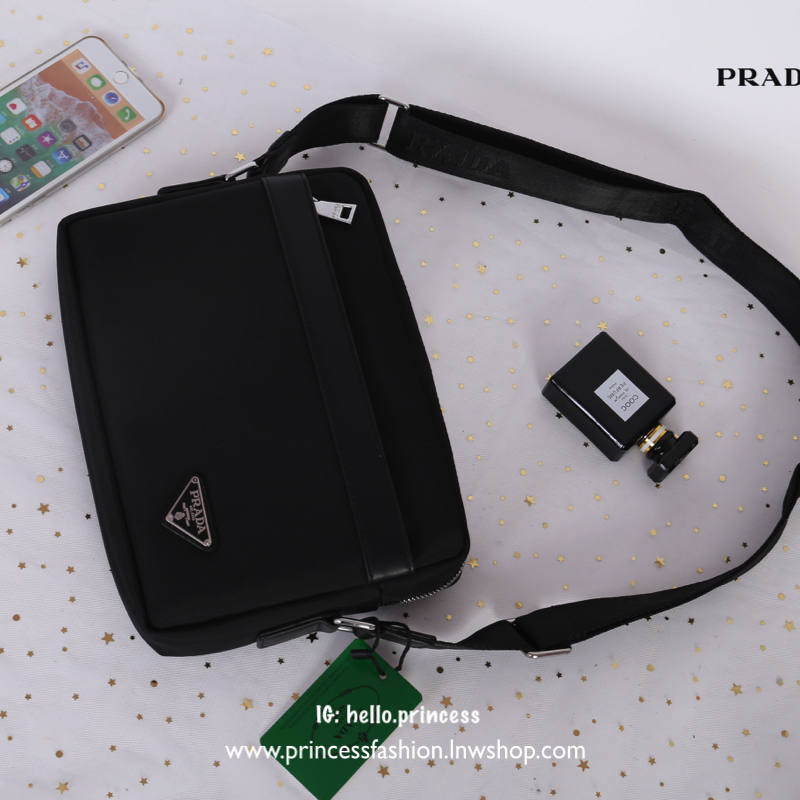 Prada messenger bag สินค้า Premium gift messenger bag วัสดุ nylon เนื้อหนาอย่างดี อะไหล่เงิน สวย ดูดี สไตล์ Prada เลยค่ะ สายยาวสามารถปรับได้ (ถอดไม่ได้) ตัวสายพิมพ์ลายแบรนด์ เรียบหรูมาก จะสะพายไหล่ หรือสะพายข้างก็ได้ทั้งนั้นเลยค่า จุของได้เยอะพอประมาณเลย 