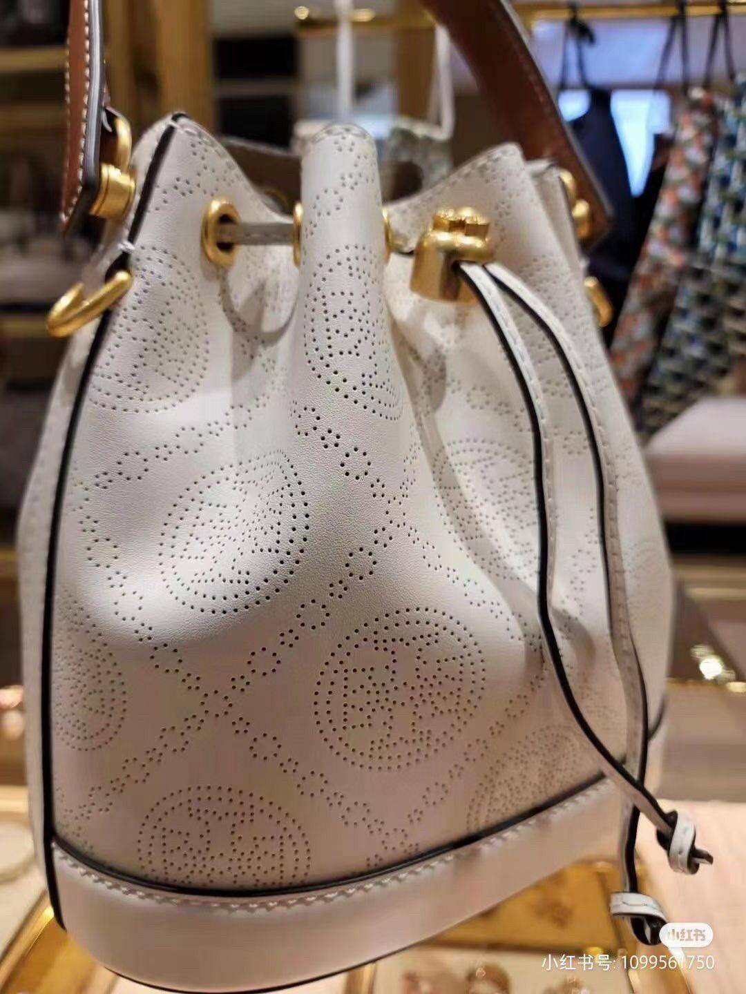 ของแท้ 💯% 】Tory T Monogram Perforated Bucket Bag New collection กระเป๋าถือหรือสะพาย ใหม่ล่าสุด สีขาวงาช้าง งานประณีตมาก วัสดุหนังวัวแท้ ลายฉลุ จะถือหรือสะพายได้หมด