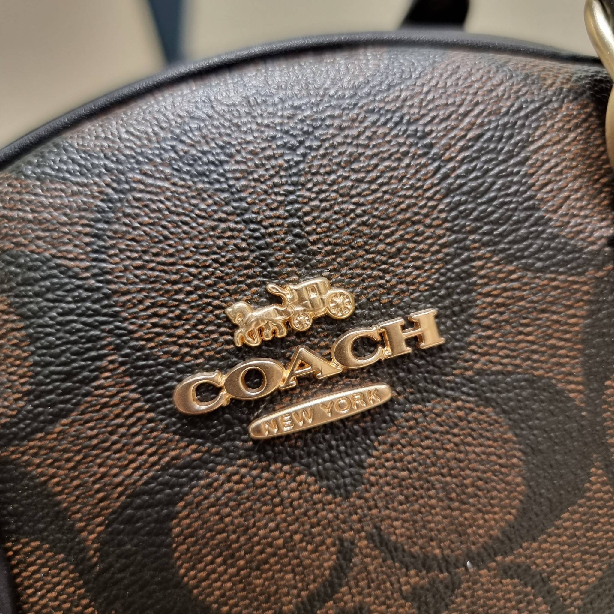 COACH SYDNEY SATCHEL BAG CA202 CA591 CB596 ใหม่ล่าสุด กับคอลที่สาวๆต้องหลงรัก กระเป๋าสะพายทรง satchel ที่มีรูปทรงดึงดูดสายตา สวยแรกเห็น วัสดุหนัง crossgrain พร้อมหูจับในตัว เปิด-ปิดด้วยซิป ภายในโล่งกว้าง ขนาดกำลังดี มีสายครอสให้ ปรับได้ตามชอบ ใบจริงลูกคุณ