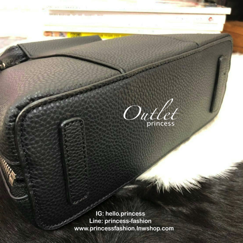 CHARLES & KEITH MINI RING HANDLE DOME BAG 2019 กระเป๋าสะพายขนาดเล็กหนัง pu ลาย pebble ทรงโดม หนังนิ่มอยู่ทรง ด้านหน้าโลโก้โลหะนูน เปิด-ปิดด้วยซิป ซิปคู่ รูดได้สุดใบ เปิดได้กว้างสะดวกหยิบสัมภาระ ภายในมีช่องซิปเล็ก 1 ช่องและช่องย่อย ใส่กระเป๋าเงินยาวได้ มีส