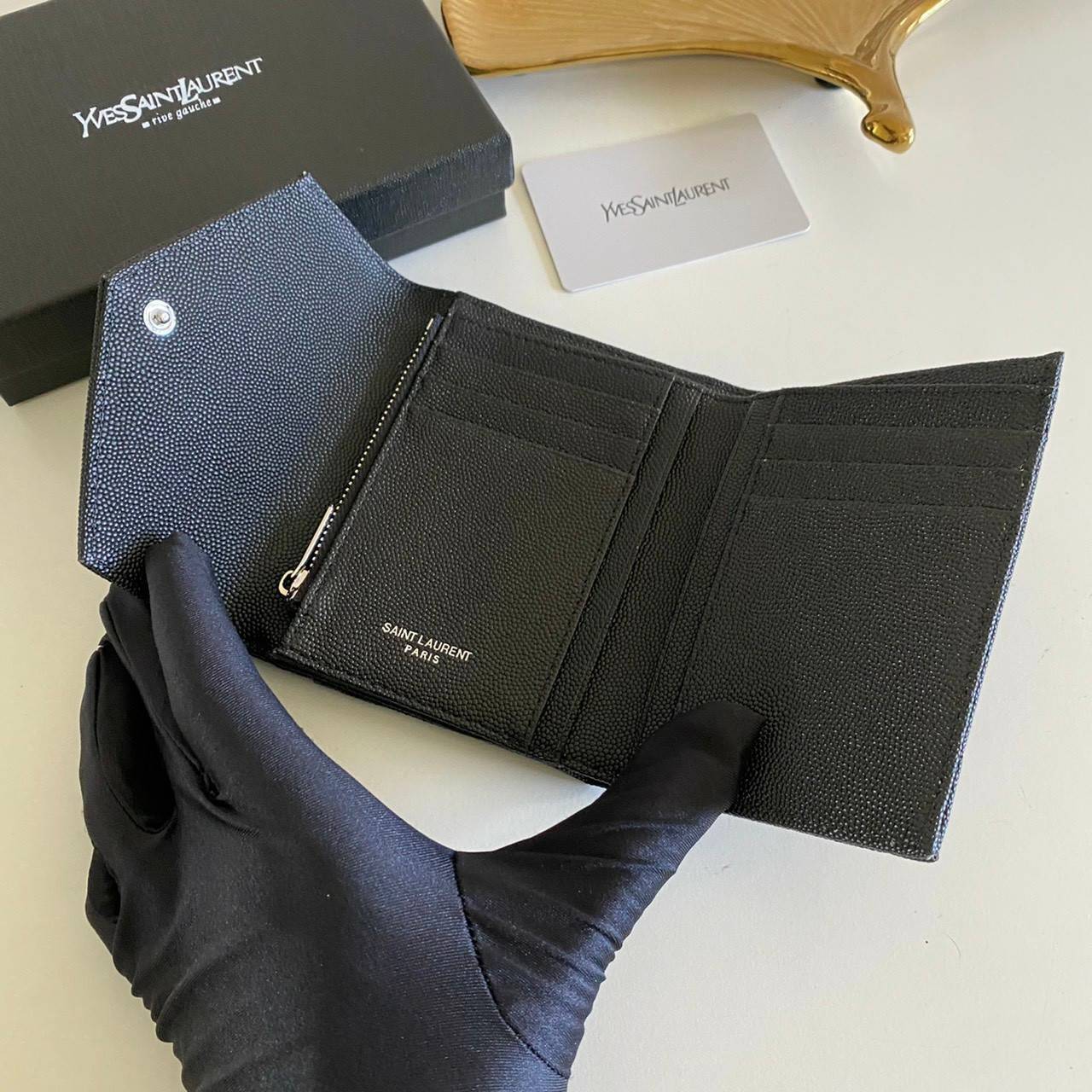 VIP GIFT 】หนังแท้ YSL 13cm SAINT LAURENT Monogram Compact Trifold Wallet กระเป๋าสตางค์ใบสั้น 3 พับ งานดีสุด รอบที่แล้วไม่พอขาย สามพับ ใส่แบงค์ ใส่บัตร ใส่เหรียญได้เยอะ ใบเดียวครบจบเลย หนังสวยมาก ละเอียดสุดๆ