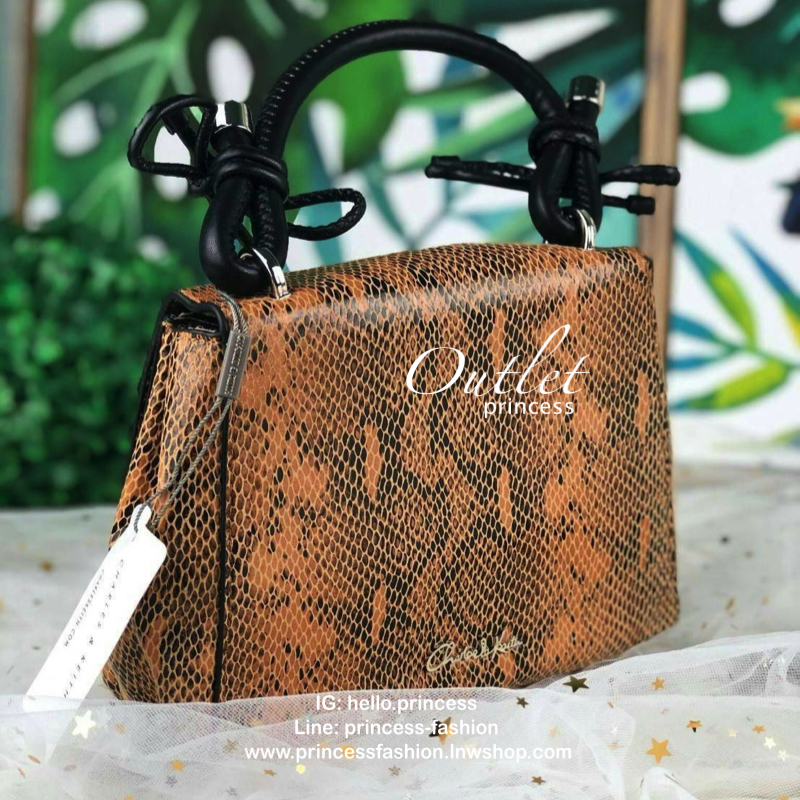 CHARLES & KEITH DOUBLE BOW LEATHER TOP HANDLE SNAKE PRINT BAG กระเป๋าถือ/สะพายใบน่ารัก ขนาดกำลังดี หูหิ้วแต่งโบว์น่ารัก เปิดปิดด้วยตัวกดล็อก ด้านในจุของพอสมควรเลยค่ะ ใส่ iPhone plus /กระเป๋าเงินใบกลางได้ มีสายสะพายยาวถอดและปรับสายได้ 1 เส้น รุ่นนี้น่ารักจ