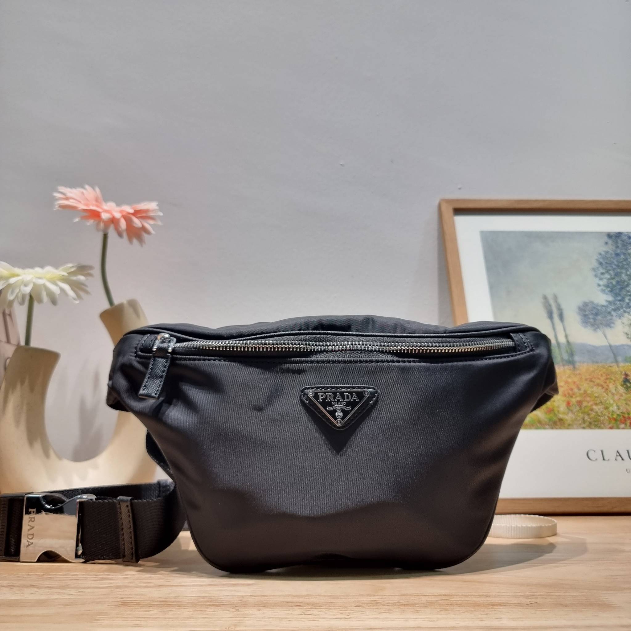 PRADA NYLON BUM BAG / PRADA Nylon Belt Bag กระเป๋าคาดอก รุ่นยอดฮิต ที่ใครๆก็ตามหา ด้วยดีไซน์คลาสสิค ใช้งานง่าย คล่องตัวสุดๆ เปิด-ปิดด้วยซิป ภายในโล่งกว้าง