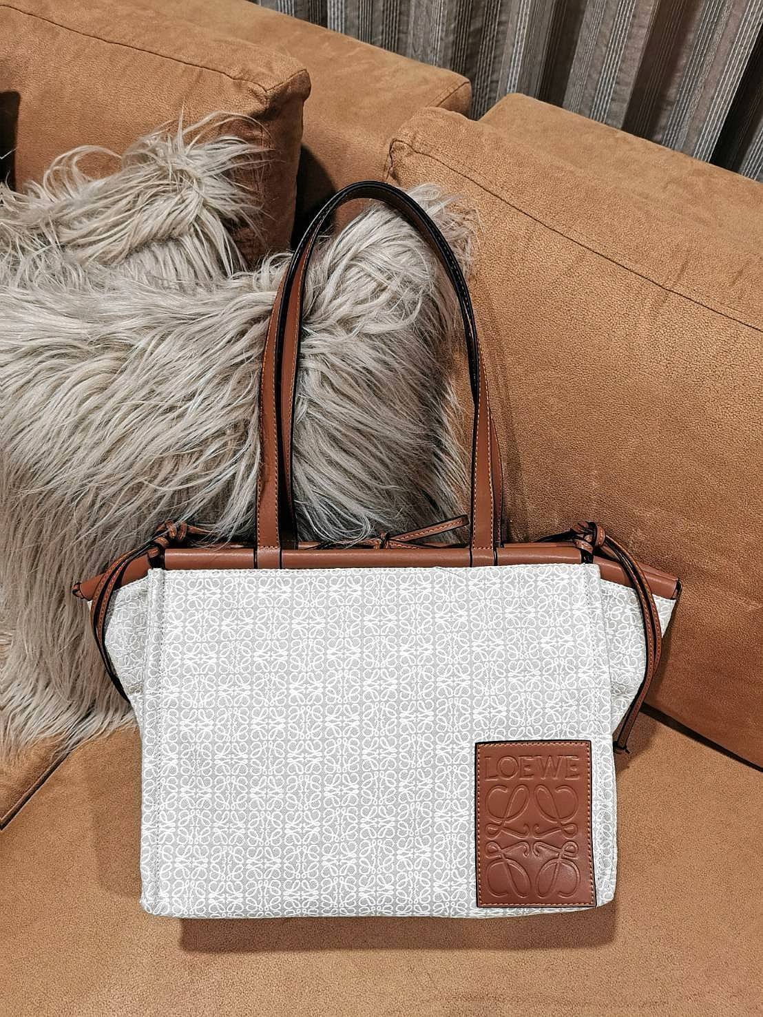 พร้อมส่งความสวยห้ามพลาดค่ะ! 🎉NEW ARRIVAL! LOEWE TOTE BAG VIP GIFT WITH PURCHASE (GWP) Limited Edition จาก "LOEWE PERFUME DUTYFREE" คอลเลคชั่น Loewe Anagram วัสดุ Canvas & Leather ใบใหญ่ น้ำหนักเบา ภายในโล่งกว้างและจุ ใส่เอกสารA4 เสื้อผ้า