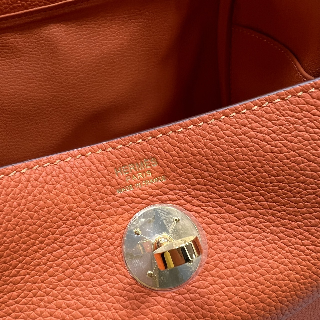 พร้อมส่ง 15 สี HERMES Lindy 26 bag กระเป๋าทรงโท้ทหนังสวยอย่างดี เอกลักษณ์ของความเรียบหรูไฮคลาสอย่างสมบูรณ์แบบ เกรดออริ สลับแท้ งานสวยตามรูป ใช้งานต่างประเทศได้