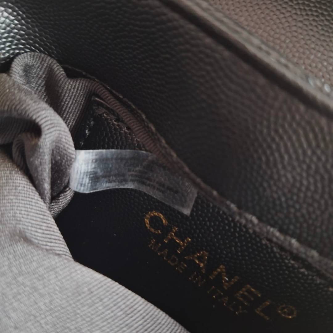 CHANEL VIP CROSSBODY CHAIN BAG กระเป๋าทรงครอสบอดี้ ที่กำลังมาแรงมาในตอนนี้ หนังพียูพรีเมี่ยมลายคาเวียร์ อะไหล่ทองวินเทจทั้งใบ ด้านหน้าประดับโลโก้หนูสุดหรู