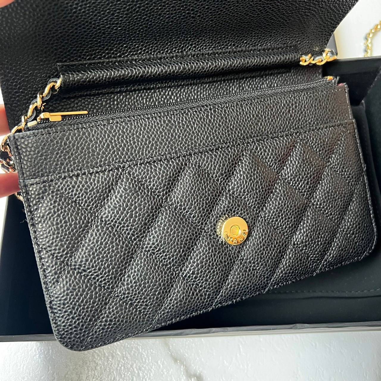 CHANEL WALLET ONCHAIN งานหนังแท้สวยหรู ใช้ ตทป ได้ กระดุมแม่เหล็ก ตามฉบับ HOLO ปีใหม่ ตามภาพที่ถ่ายเลย ตรงกับการ์ด รุ่นที่สาวๆ ทุกคนต้องมี เห็นเล็กๆ แบบนี้แต่ใส่ของได้เยอะมาก สามารถไช้แทนกระเป๋าคลัชถือได้ด้วย ครบจบในใบเดียวเลยค่ะ ภาพงานจริง ไม่ผิดหวังค่ะ