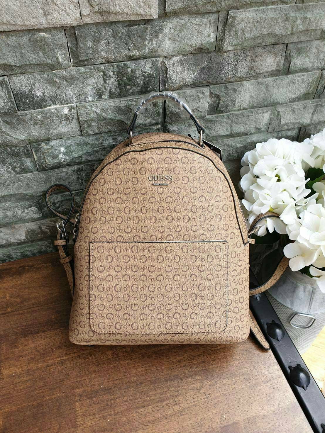 GUESS WOMAN'S BACKPACK กระเป๋าสะพายเป้ขนาดกำลังดี วัสดุหนังแกะสังเคราะห์ โลโก้รอบใบ หนังสวย น้ำหนักเบามากกกๆ!! กันน้ำ ทำความสะอาดง่าย มีหูหิ้วเเละสายสะพายหลังเลื่อนปรับได้ 5 ระดับ ด้านหน้าประดับโลโก้แบรนด์ อะไหล่เงิน และ มีช่องใส่ของ 1 ช่อง เปิดปิดด้