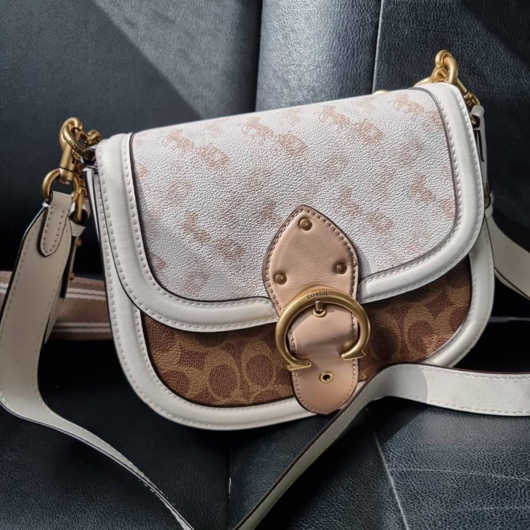 COACH C0749 BEAT SADDLE BAG WITH HORSE AND CARRIAGE PRINT สีหายาก ละมุนคุณหนู คอลเลคชั่นใหม่ ดีไซน์หรูหรา พิเศษมากๆมาพร้อมสายสะพาย 2 เส้น ใช้คู่กันหรือแยกสะพายก็สวยครบสูตร กระเป๋าสะพายทรง saddle คลาสสิค เปิด-ปิดด้วยกระดุมแน่นหนา ภายในเป็นช่องโล่ง ใส่ของได