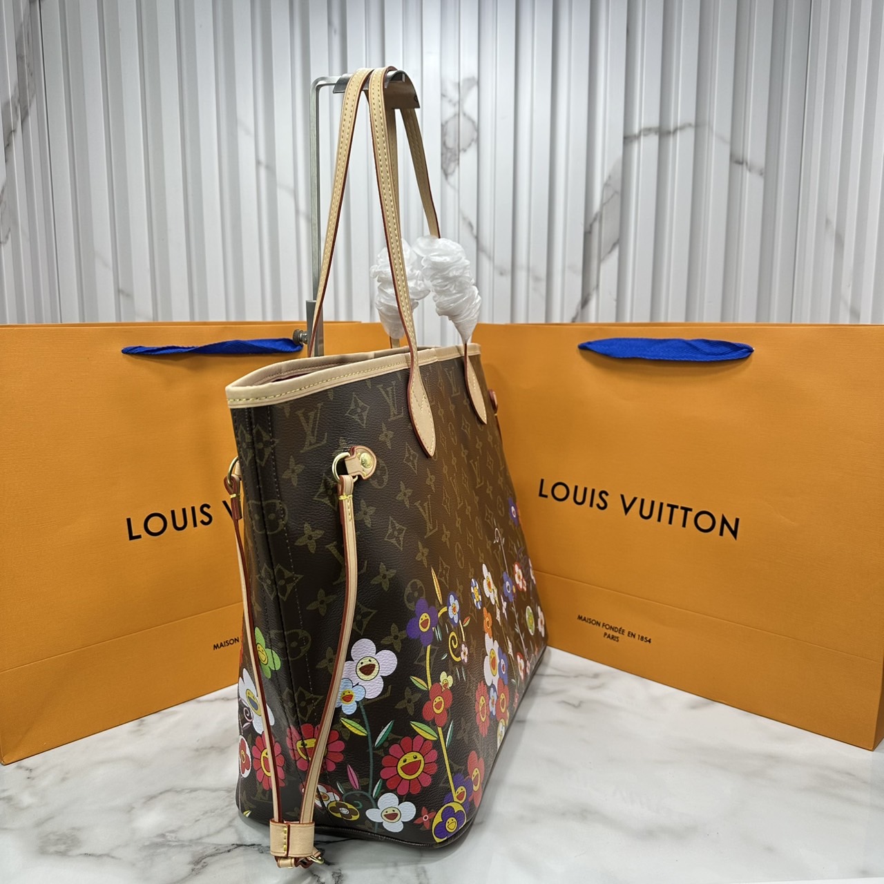 LV x TM Neverfull MM Monogram Flower กระเป๋าสะพายทรงโท้ท คอลเลกชันสุดพิเศษ สวยคลาสสิกมีชีวิตชีวาด้วยโมโนแกรมดอกไม้หลากสี ปรับดีไซน์ให้ดูสนุกสนาน รุ่นลิมิเต็ดผลิตตามเทศกาลมีจำกัด