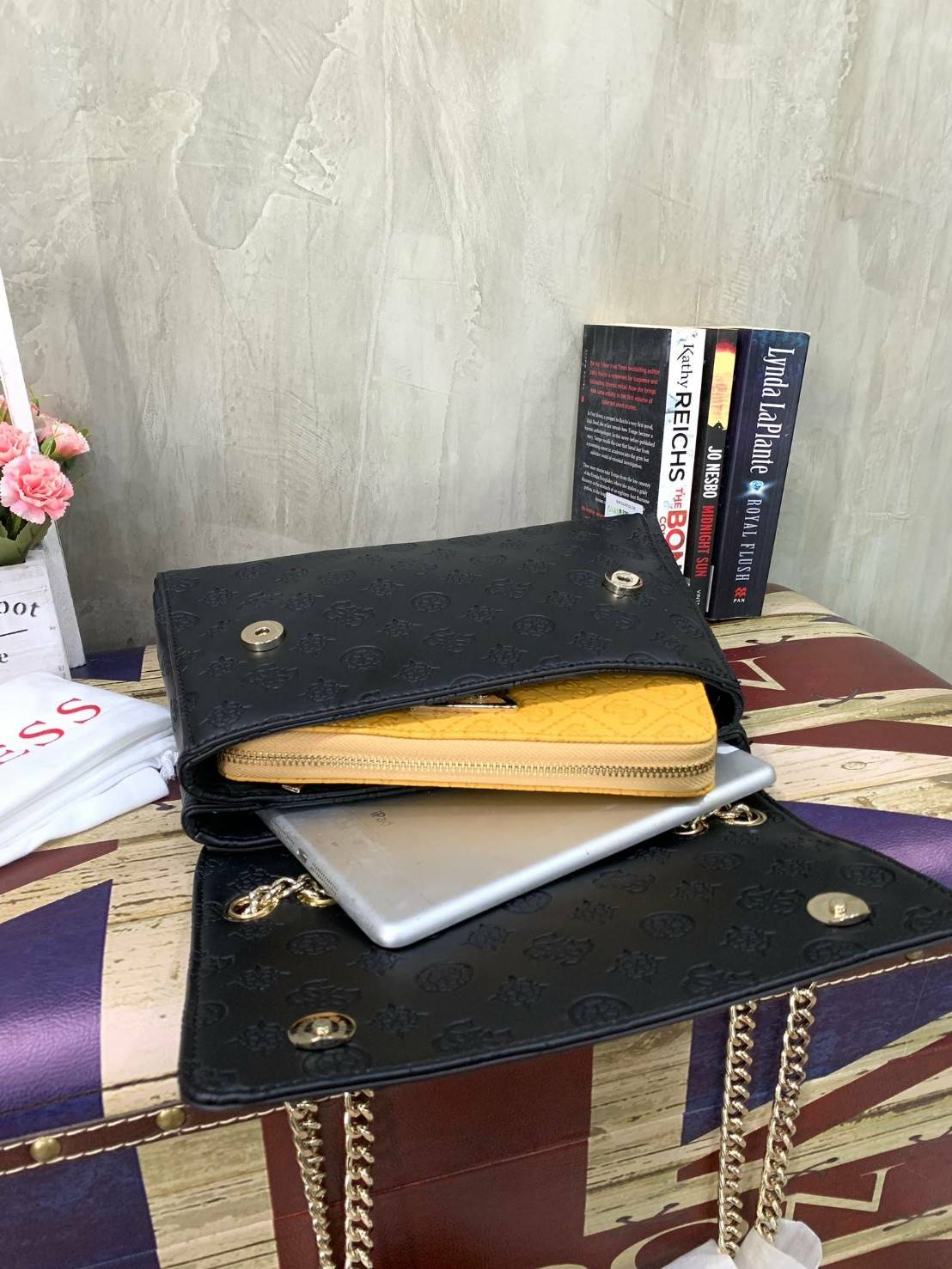 💕GUESS JANELLE CONVERTIBLE CROSSBODY BAG กระเป๋าสะพายข้างรุ่นใหม่ชนช้อปจากGuess สะพายได้ทั้งสายคู่และสายเดี่ยว สายสะพายโซ่ต่อหนังไม่เจ็บบ่า โลโก้ด้านหน้าตัวนูนเด่นชัด วัสดุหนังpu ลาย signature รอบใบ เปิดปิดด้วยกระดุมแม่เหล็กและซิป ภายในมีช่องซิปให