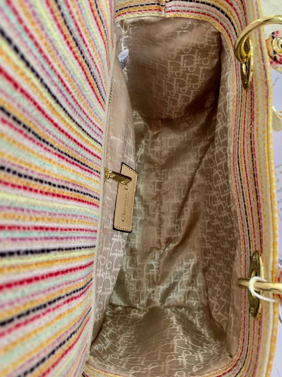 DIOR WOMEN MEDIUM LADY D-LITE BAG VIP GIFT WITH PURCHASE (GWP) พรีเมี่ยมกิ้ฟ Limited Edition จาก DIOR DUTYFREE COUNTER วัสดุหนังแท้ Calfskin หุ้มด้วยผ้า Cannage อีกชั้นและปักลวดลาย 'Dior Palm' กระเป๋า Lady D-Lite ผสมผสานความสง่างามและคลาสสิกที่เ