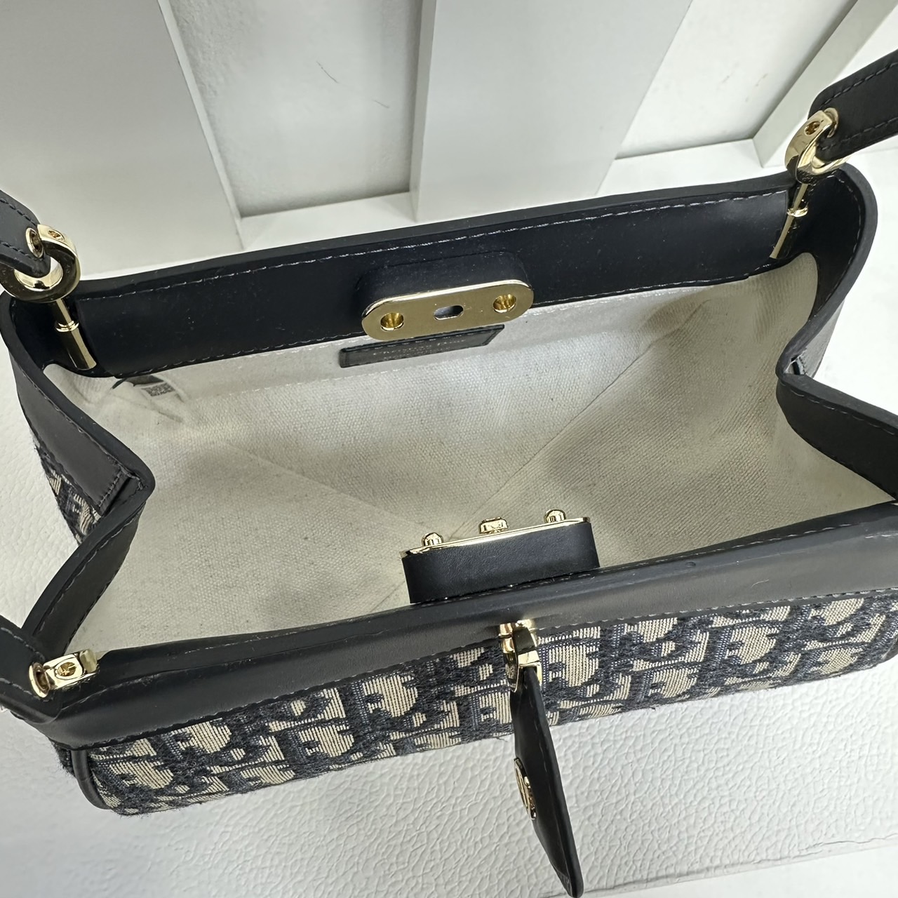 DIOR KEY BAG small 8" กระเป๋าสะพายไหล่รุ่นใหม่ กระเป๋าถือที่ฮ็อตสุดๆ เพราะ Sold out หมดเว็บไซต์เป็นที่เรียบร้อยด้วยดีไซน์ที่ดูหรูหรา