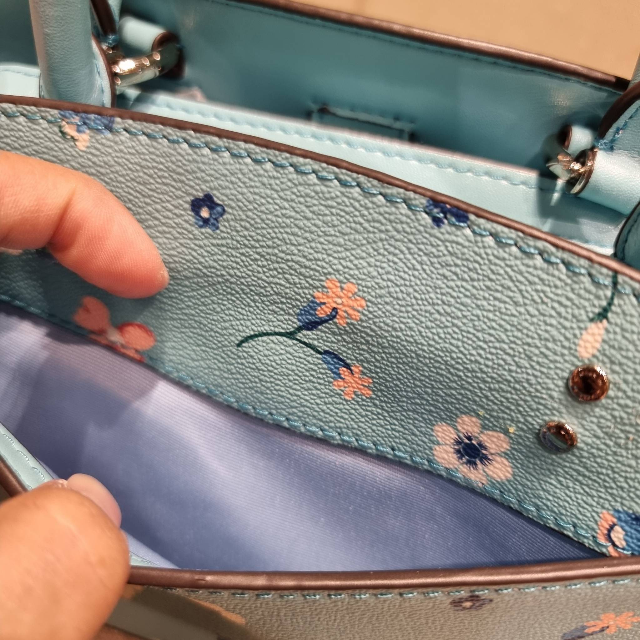 COACH C8216 MINI LILLIE CARRYALL WITH MYSTICAL FLORAL PRINT สีใหม่ล่าสุด กับรุ่นที่สุดของความขายดี คอลยอดฮิตในลวดลายสุดชิค กระเป๋าสะพายทรงสวย ที่ดีไซน์ออกมาให้ใช้งานง่าย สะดวก สวย หรู ดูดี!! วัสดุหนังแคนวาสเคลือบลาย มาพร้อมสายสะพายข้างและหูจับในตัว ถอดออก