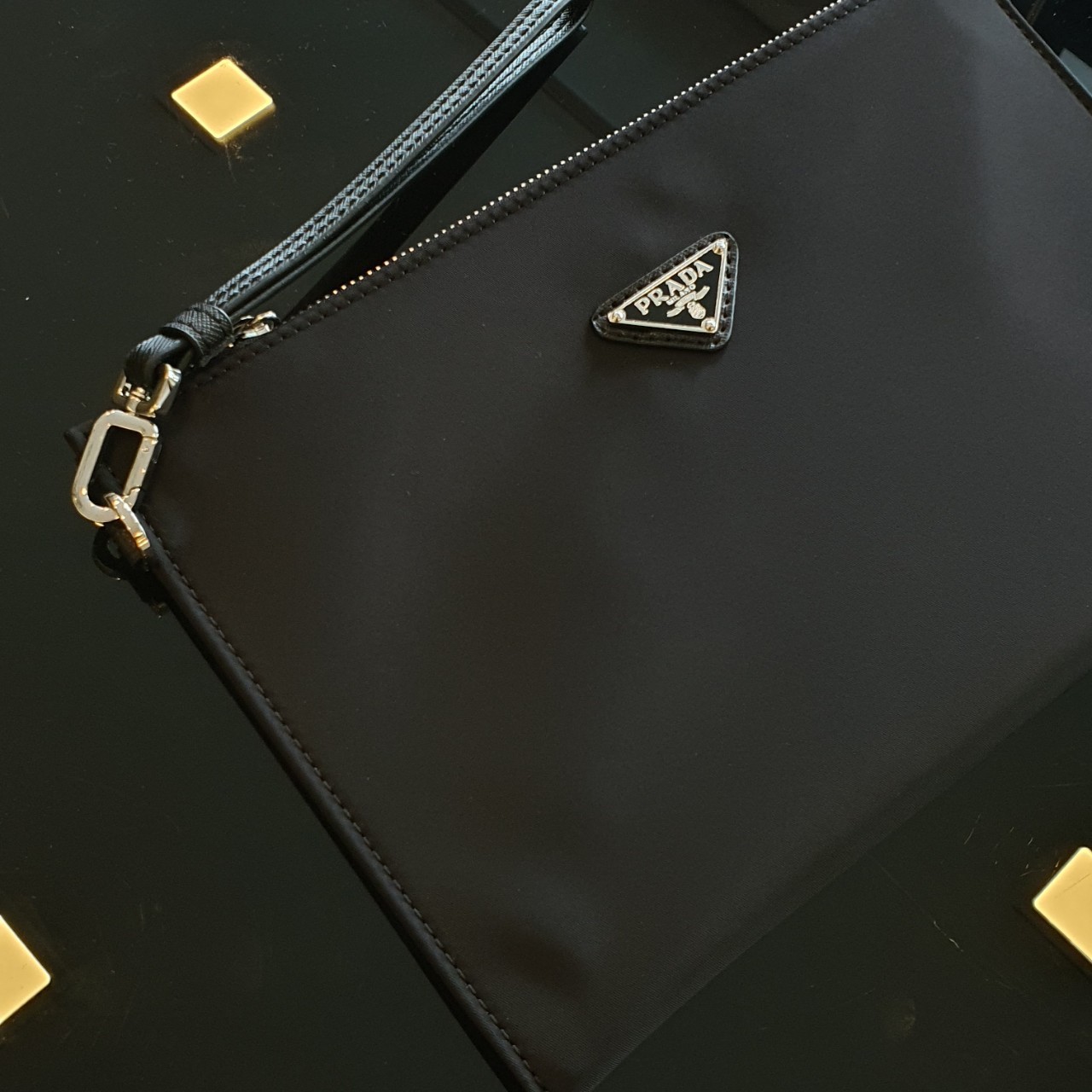 PRADA Clutch Bag / Prada Re-Nylon Logo-Plaque Clutch Bag - Black รุ่นใหม่พร้อมส่ง! กระเป๋าคลัชต์ กระเป๋าคล้องมือ แบรนด์ Prada อีกรุ่นที่ขนาดกำลังน่ารัก ตัวกระเป๋า เป็น Nylon เต็มใบ กันน้ำ