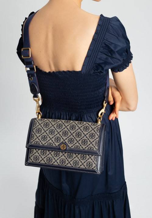 คุณภาพจัดเต็มกันเลยค่าา😘Tory Burch T Monogram Jacquard Shoulder Bag ห้ามพลาด! กระเป๋าสะพายแบบครอสบอดี้ร์ วัสดุJacquard+หนังแท้ชั้นดี ได้ลงตัวสวยงาม รูปแบบร่วมสมัยตามแบบฉบับแบรด์ได้ดีทีเดียวค่ะ! เปิดปิดกระเป๋าแบบอะไหล่แบรนด์ล็อคแม่เหล็ก