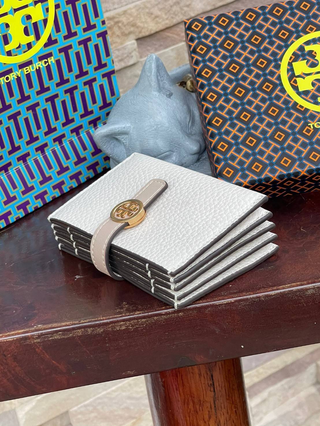 Tory burch walker accordion card case ให้ลุคสาวเรียบร้อย ใส่การ์ดหรือนามบัตรได้ ดีไซน์เรียบง่าย สาว ๆ คนไหนอยากได้กระเป๋าที่ทำมาจากหนังแท้ต้องรุ่นนี้เลยค่ะ ตัวกระเป๋ามีความทนทานและใช้งานได้นานหลายปี ไม่ต้องเปลี่ยนแบบบ่อย ๆ อีกทั้งยังมีขนาดกะทัดรัดพอเหมาะก