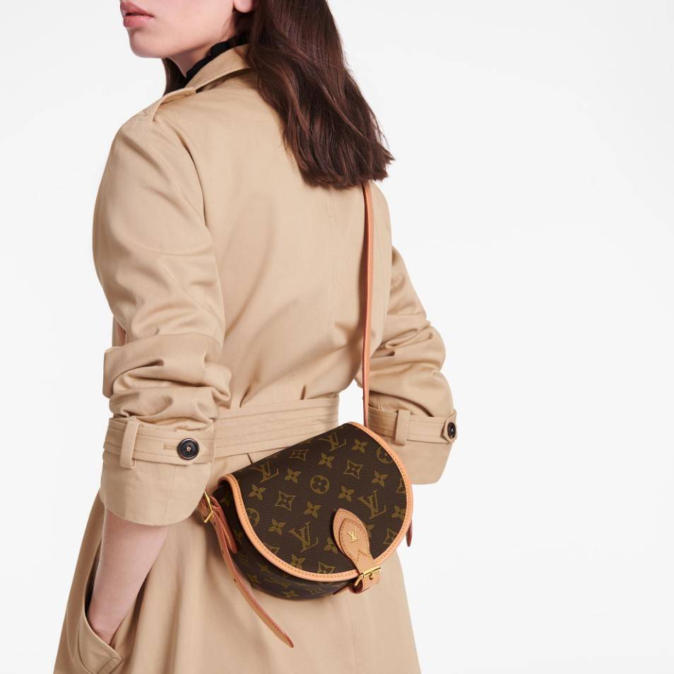 LV Tambourine Monogram Crossbody Bag รุ่นลิมิเต็ดหายาก กับกระเป๋าสะพายทรงสวย ดีไซน์คลาสสิค วัสดุหนังแคนวาสตัดสลับหนังแท้ เปิด-ปิดกระเป๋าด้วยอะไหล่สายคาด สายสะพายในตัว ปรับได้ หรือซ่อนสายและถือเป็น clutch ออกงานก็ได้ ดูแพงมากๆ ภายในเป็นช่องโล่ง ใส่ของจุกจุ