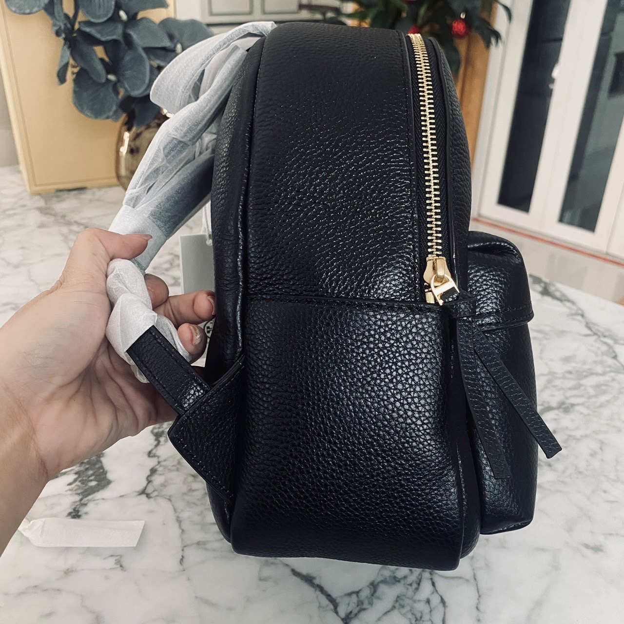 ory Burch Thea Mini Backpack คอลเลคชั่นใหม่ กระเป๋าเป้ไซส์มินิน่ารัก งานหนังเต็มใบสีดำสุดคลาสสิก ไอเท็มเด็ดที่ใครๆก็ต่างรอคอย!! ภายในเป็นช่องโล่ง ใส่ของสำคัญได้สบายๆ สายสะพายสามารถปรับได้ ใบนี้คุ้มค่าราคามากๆ