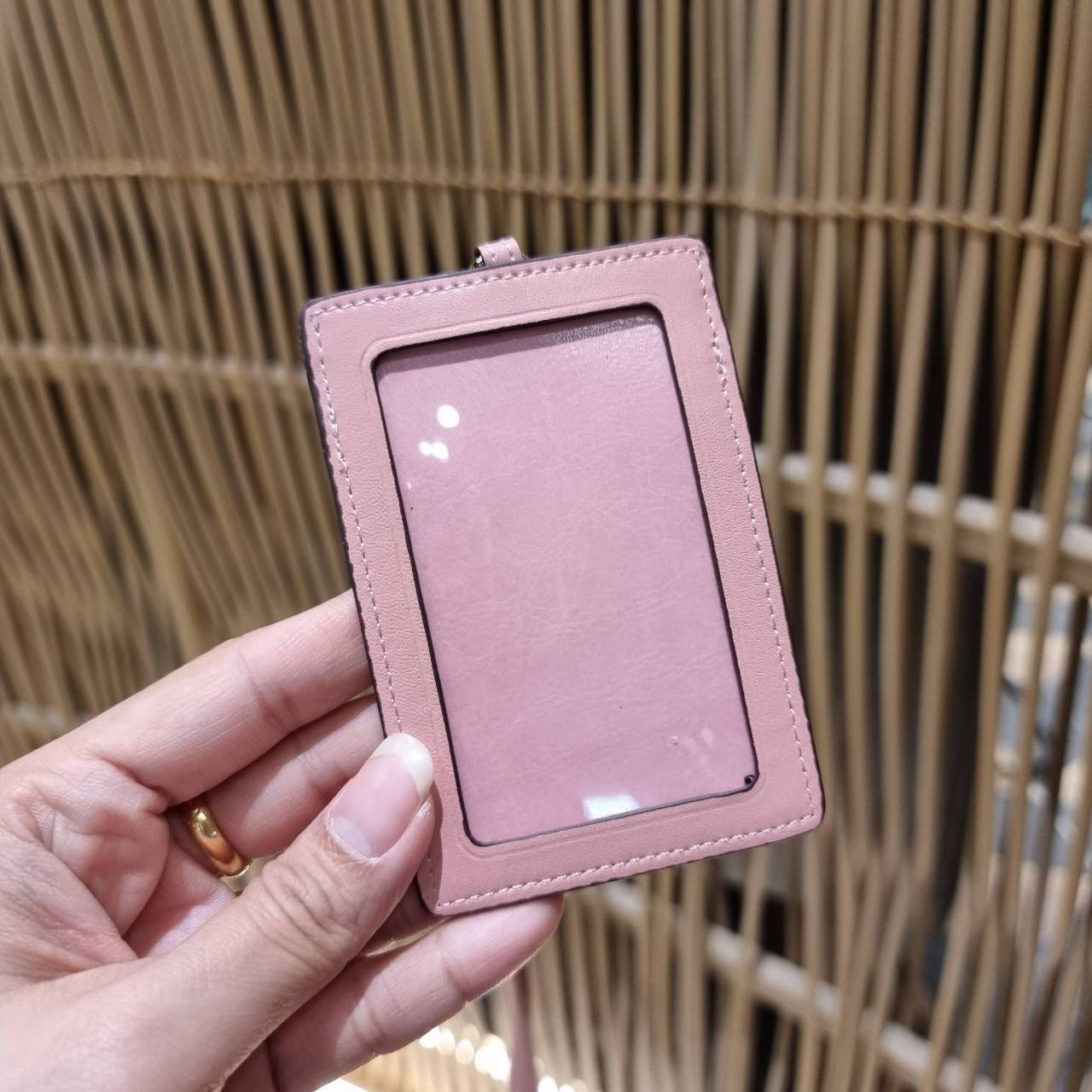 COACH C3305 ID LANYARD IN COLORBLOCK SIGNATURE CANVAS ง่ายๆแบบไม่ธรรมดา!! คลาสสิคแต่มีดีเทลโดดเด่น!! กระเป๋าถนอมบัตร พร้อมสายคล้องคอ ดีไซน์ลวดลายสวย ดูดีทุกแบบ ใช้งานง่าย พกพาสะดวก จะใส่บัตรพนักงาน บัตรเครดิต บัตรปชช. ใบขับขี่ และบัตรอื่นๆที่อยากจะใส่!! ต