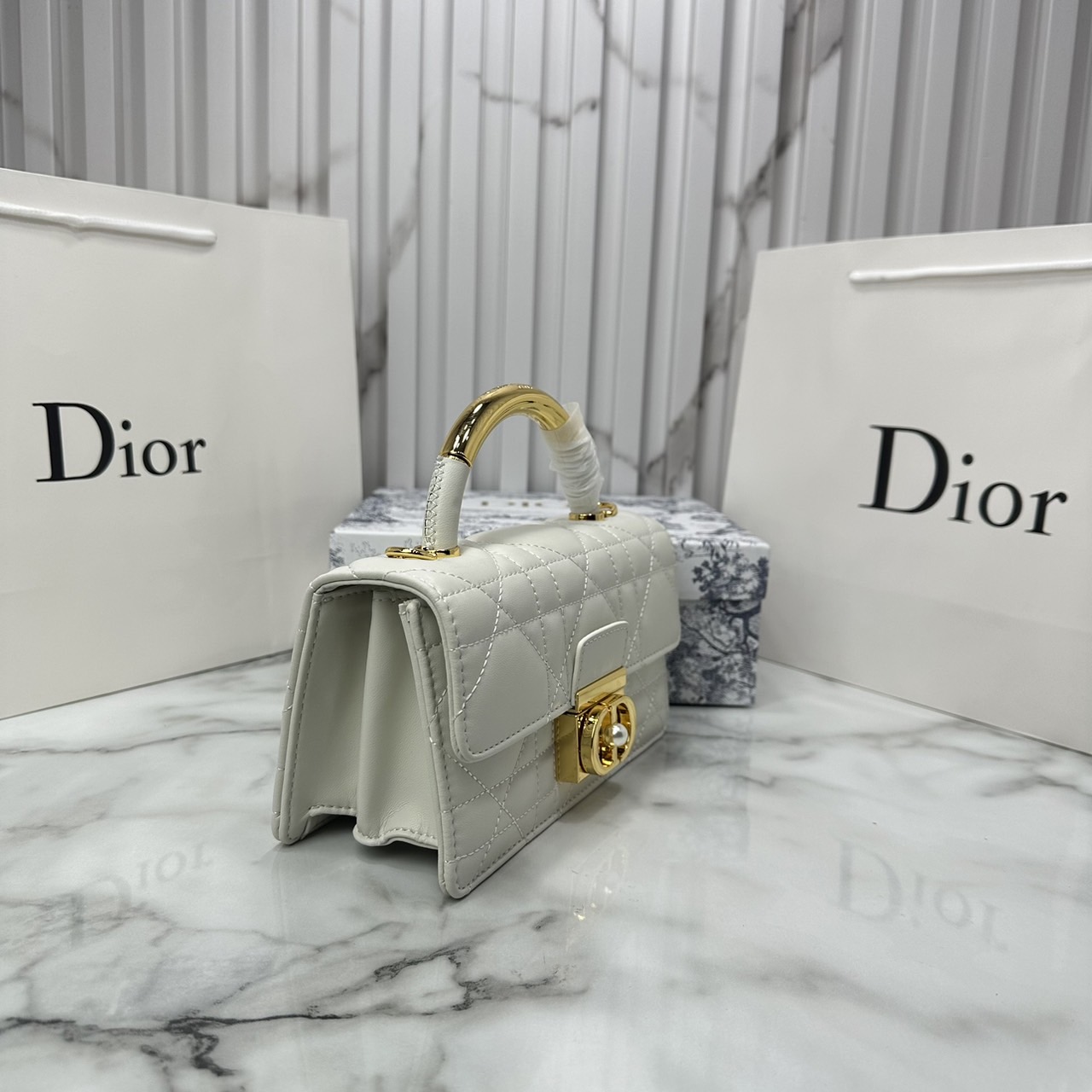 8" DIOR Mini Dior Ange Bag / Dior Clutch Bag Macrocannage CD clasp with white resin pearl กระเป๋าถือพร้อมสายสะพาย ประดับตัวล็อคมุก สวยงามเหนือกาลเวลา เกรดออริ 1:1