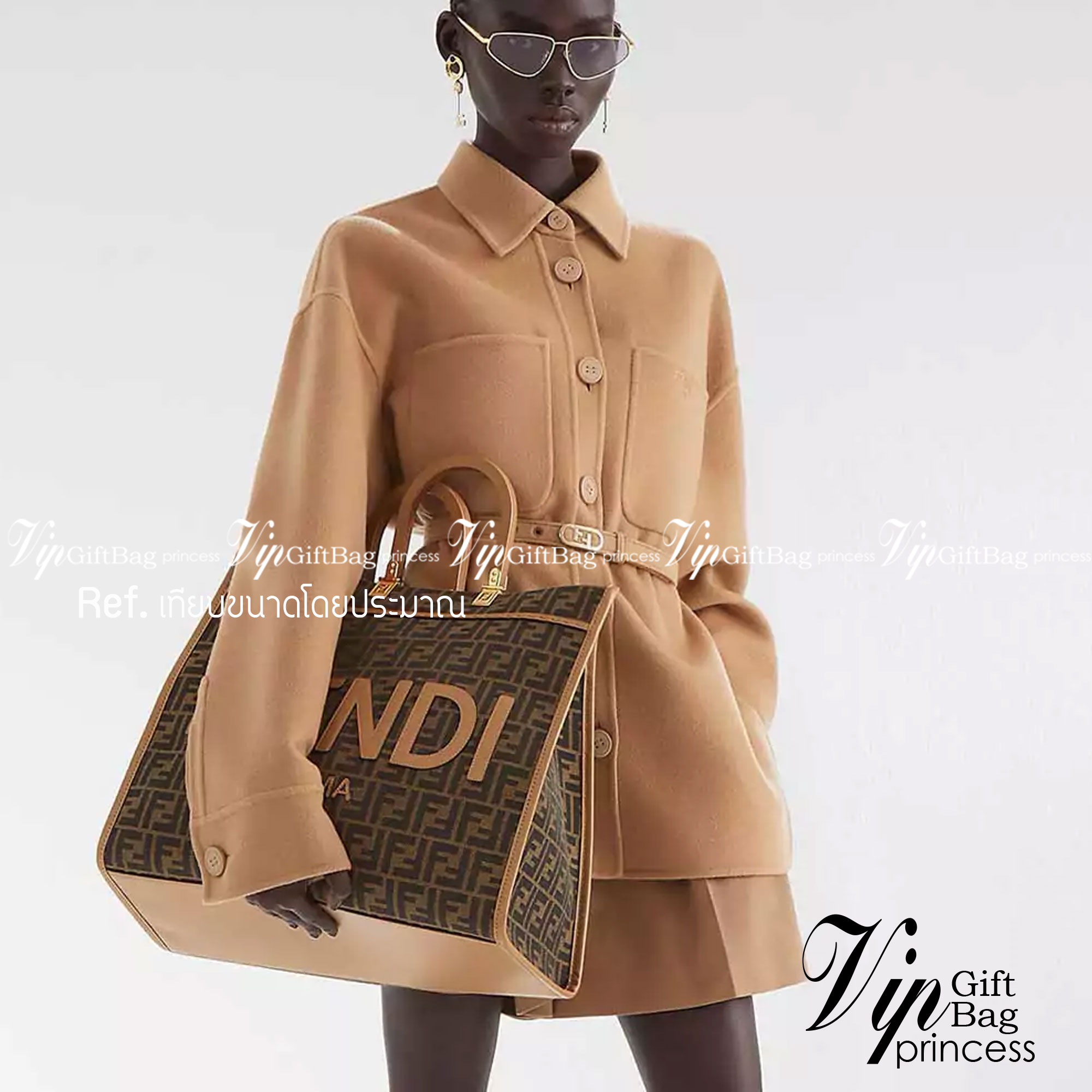 FENDI SHOPPING TOTE BAG / FENDI TOTE BAG กระเป๋าถือ/สะพายไหล่ ทรงสวย หรู ดูโดดเด่น ดีไซน์ทันสมัย วัสดุผ้าท็อปแคนวาสปั๊มลายแบรนด์รอบใบ ภายในโล่งกว้างมาก มาพร้อมหูจับในตัวและสายสะพายไหล่ ใช้งานได้ 2IN1