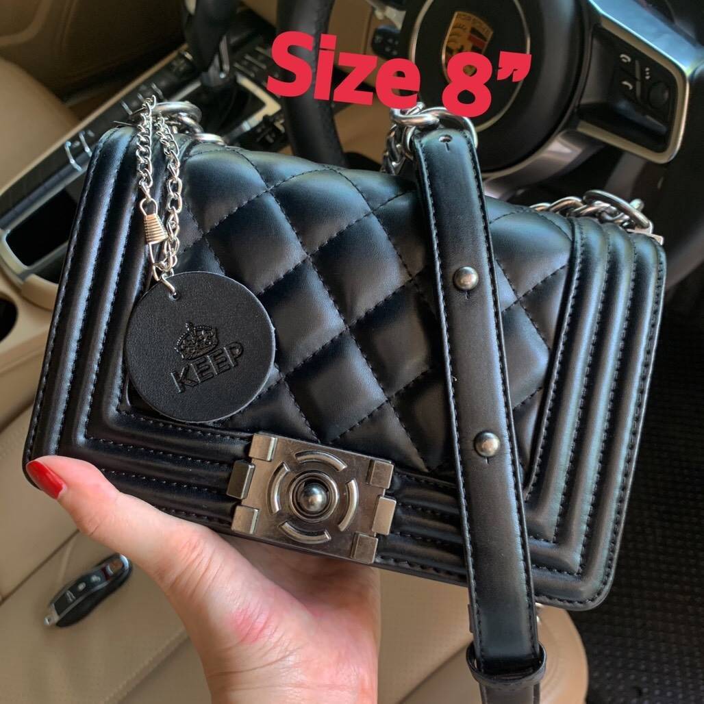 รุ่นขายดีมาเพิ่มแล้วค่า KEEP Quited Boy Bag *** คอลเลคชั่นใหม่หนัง Microfiber สวย ทนขึ้นกว่าเดิม สายโซ่ทำจาก Metal premiers เบาและไม่เป็นคราบเวลาสะพาย สวยกว่าเดิม ใครชอบทรงนี้ห้ามพลาดเลยนะคะ 🤩 กระเป๋า ทรง boy style KEEP LOOK Cool มากๆ เลยน๊าใบนี้ 