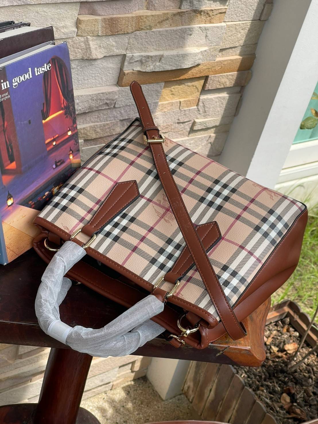 Burberry Medium title tote bag กระเป๋าทำงานดีไซน์สวย เป็นกระเป๋า Tote ที่ออกแบบมาเพื่อให้เหมาะกับการใช้งานของสาวออฟฟิต ที่สามารถจัดของให้เป็นให้ระเบียบ เพราะมีหลายช่องรวมถึงช่องซิป ที่สาทารถช่วยให้แยกของให้เป็นระเบียบและหยิบใช้ได้ง่ายขึ้น ลวดลาย Vintage C