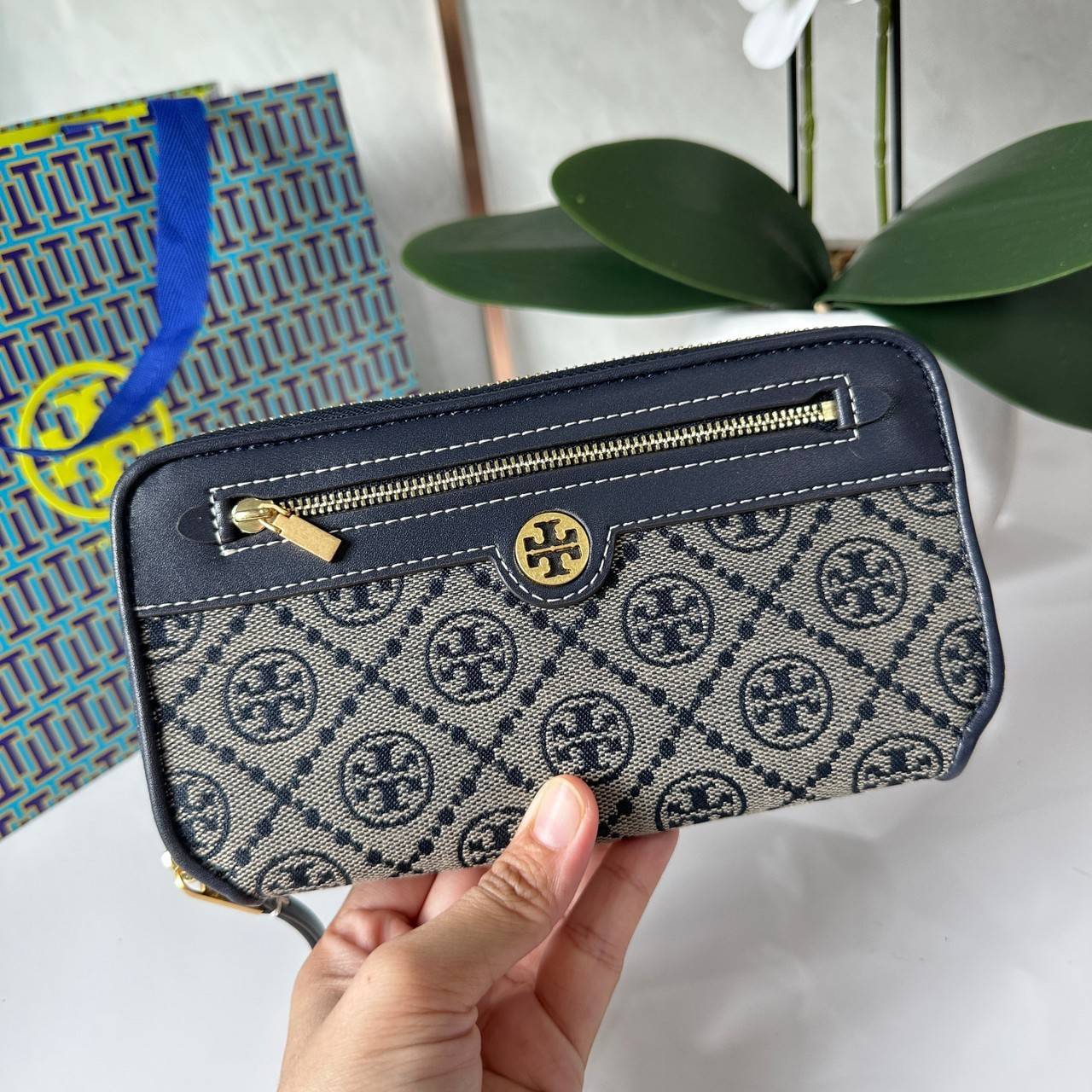 TORY BURCH T MONOGRAM JACQUARD ZIP CONTINENTAL WALLET 79383 กระเป๋าสตางค์ผ้าแคนวาสลายโมโนแกรมตัว T