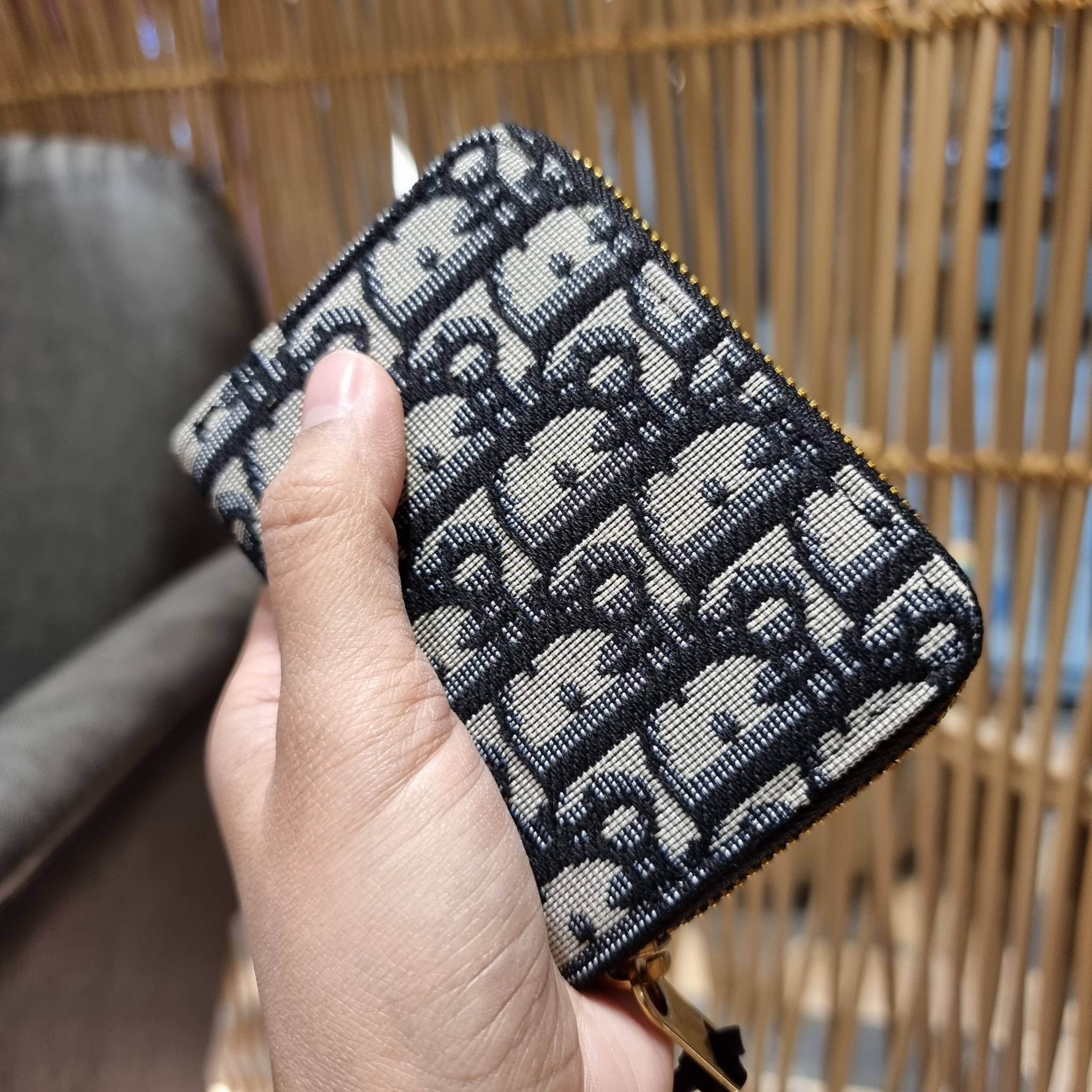 VIP 】CD ZIP AROUND SHORT WALLET WITH GWP กระเป๋าสตางค์ใบสั้นซิปรอบ พรีเมี่ยมกิ๊ฟจากเคาน์เตอร์ วัสดุผ้าแคนวาสปักลาย สลับหนังแท้ภายใน ดีไซน์เรียบหรู ผู้ดีที่สุด!! ภายในมีช่องใส่บัตร ใส่ธนบัตรได้ (แบบพับ) หรือจะพกไว้ใส่เหรียญ สะดวกใช้มากๆ มาพร้อม box set ในร