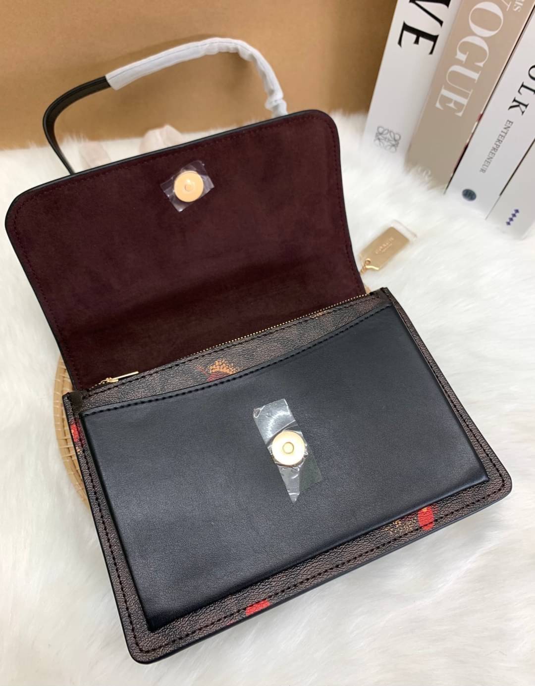 OUTLET 】COACH KLARE CROSSBODY IN SIGNATURE CANVAS WITH POP FLORAL PRINT ((C5797)) สวยมากๆ อยากให้ได้ไปจริงๆจ้าา พร้อมส่งที่ไทย สวยมากๆค่ะ 🌺 ✔️กระเป๋าสะพายแบบครอสบอดี้ร์ หนังแท้สวย ✔️พร้อมป้ายห้อยโลหะแบรนด์หรู 🌺จุดเด่นของรุ่นค