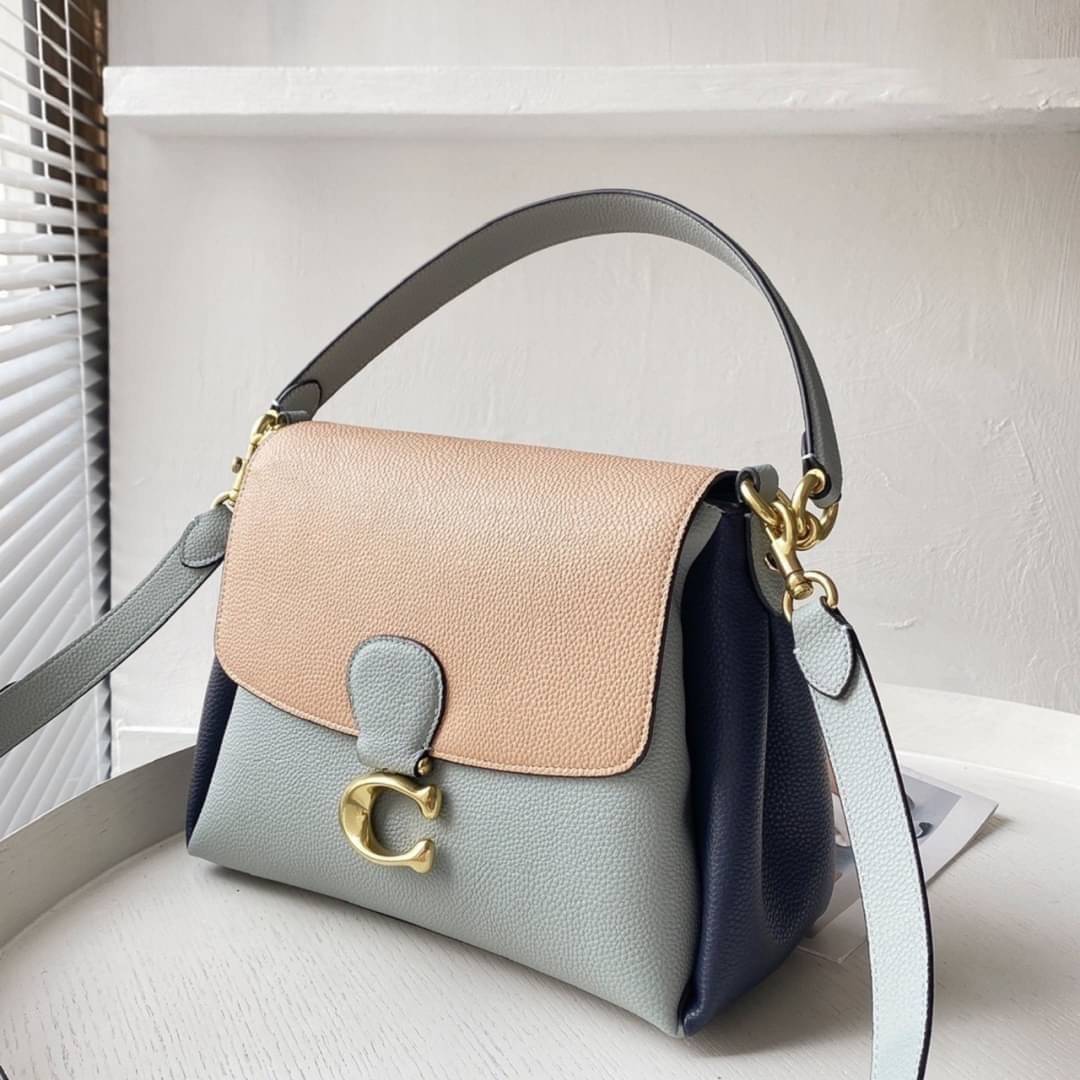 COACH Coated Canvas Signature May Shoulder Bag สวยที่สุดในระดับที่ใครๆก็ต้องเหลียวมอง!! คอลเลคชั่นใหม่ล่าสุด จัดไปสวยก่อนใครได้เลย กับกระเป๋าสะพายไหล่/ข้าง ดีไซน์สุดหรู ในราคาสุดคุ้ม วัสดุหนังแคนวาสสลับหนัง pepble นุ่ม เปิด-ปิดกระเป๋าด้วยกระดุมแม่เหล็ก มี