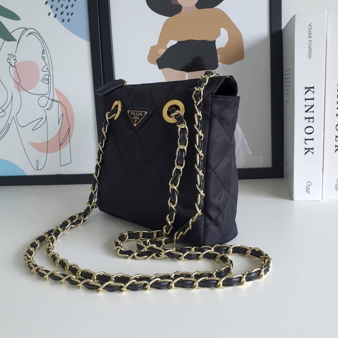 รุ่นใหม่มาแรง จากแบรนด์ Prada วัสดุทำจากผ้าNylon อย่างหนา กันน้ำได้ อะไหล่ทองทั้งใบ