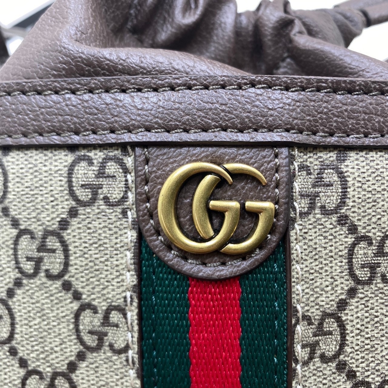 ORI หนังแท้ | GUCCI Ophidia GG Bucket Bag กระเป๋าสะพายทรงบัคเก็ตสามเหลี่ยม สุดไอโคนิค เพิ่มกิมมิกแต่งแถบอะไหล่สีทอง สวยหรูคลาสิกสุดๆ เป็นรุ่นหายาก ของมาจำกัด อย่าพลาดเชียวน้า