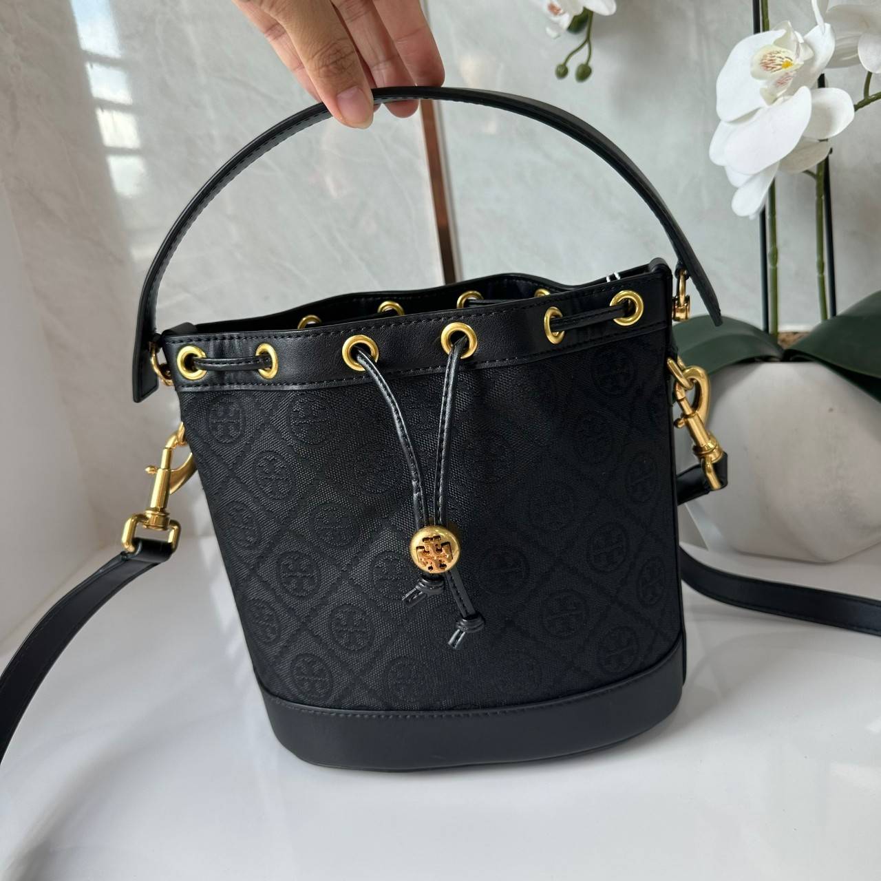 TORY BURCH T MONOGRAM BUCKET BAG jacquard black / Tory Bucket Bag สีดำคลาสสิก กระเป๋าทรงขนมจีบ รุ่นใหม่ล่าสุด วัสดุผ้าแจคการ์ด ตัดขอบหนังสวย