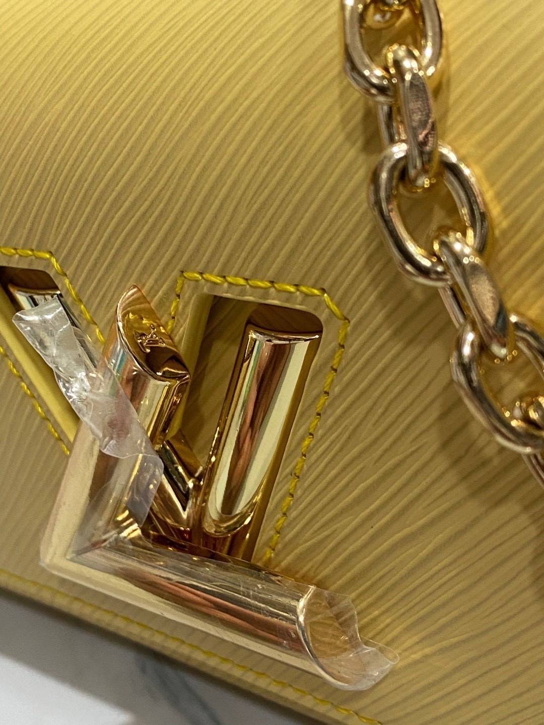 ORI หนังแท้ | LV Twist West Bag elongated shape in grained Epi leather กระเป๋าสะพาย/กระเป๋าถือ พร้อมสายโซ่ หนังลายเกรน Epi รูปทรงยาวและสง่างาม นำเสนอมุมมองใหม่สุดเท่ให้กับไอคอนของแบรนด์ ในหลากหลายเฉดสีทันสมัย