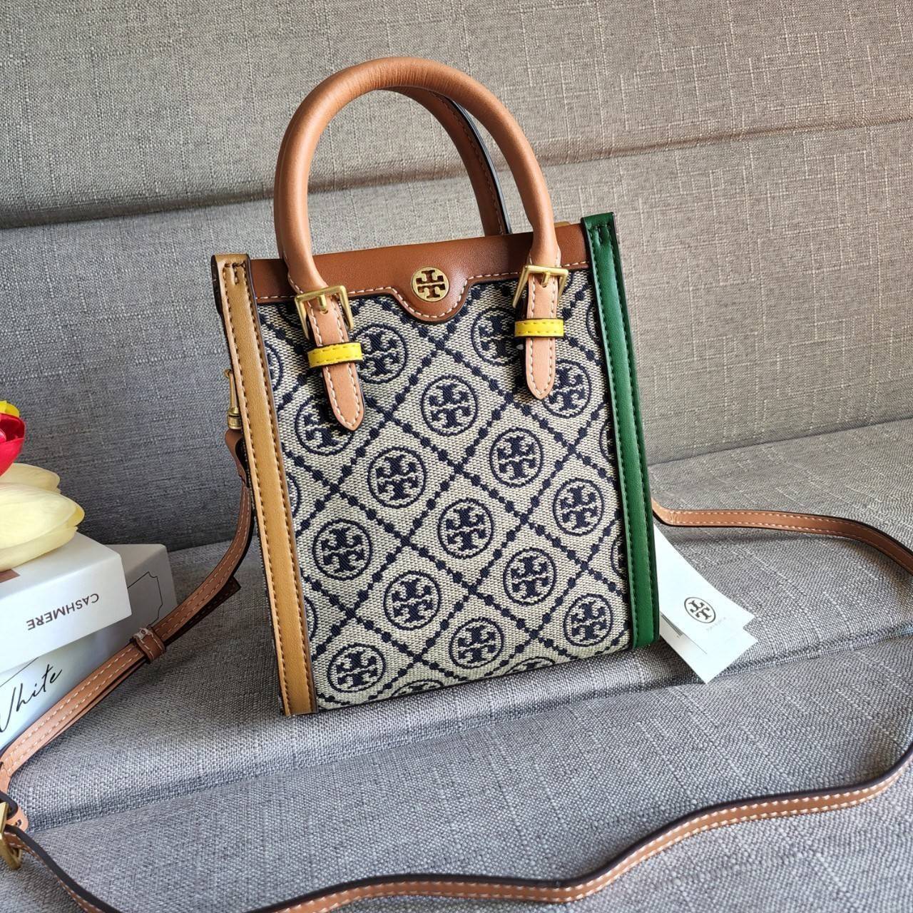 TORY BURCH T MONOGRAM COLORBlOCK JACQUARD MINI TOTE คอลเลคชั่นใหม่ล่าสุด ครอบครองก่อนใคร ไอเท็มยุคนี้รุ่นที่ควรมีติดตู้คะสาวๆ วัสดุ jacquard สลับหนังแท้ หูจับ มาพร้อมสายสะพายข้างหนังแท้ ปรับระดับได้ สายสามารถถอดออกได้ ภายในเป็นช่องโล่ง ใส่มือถือได้ กระเป๋
