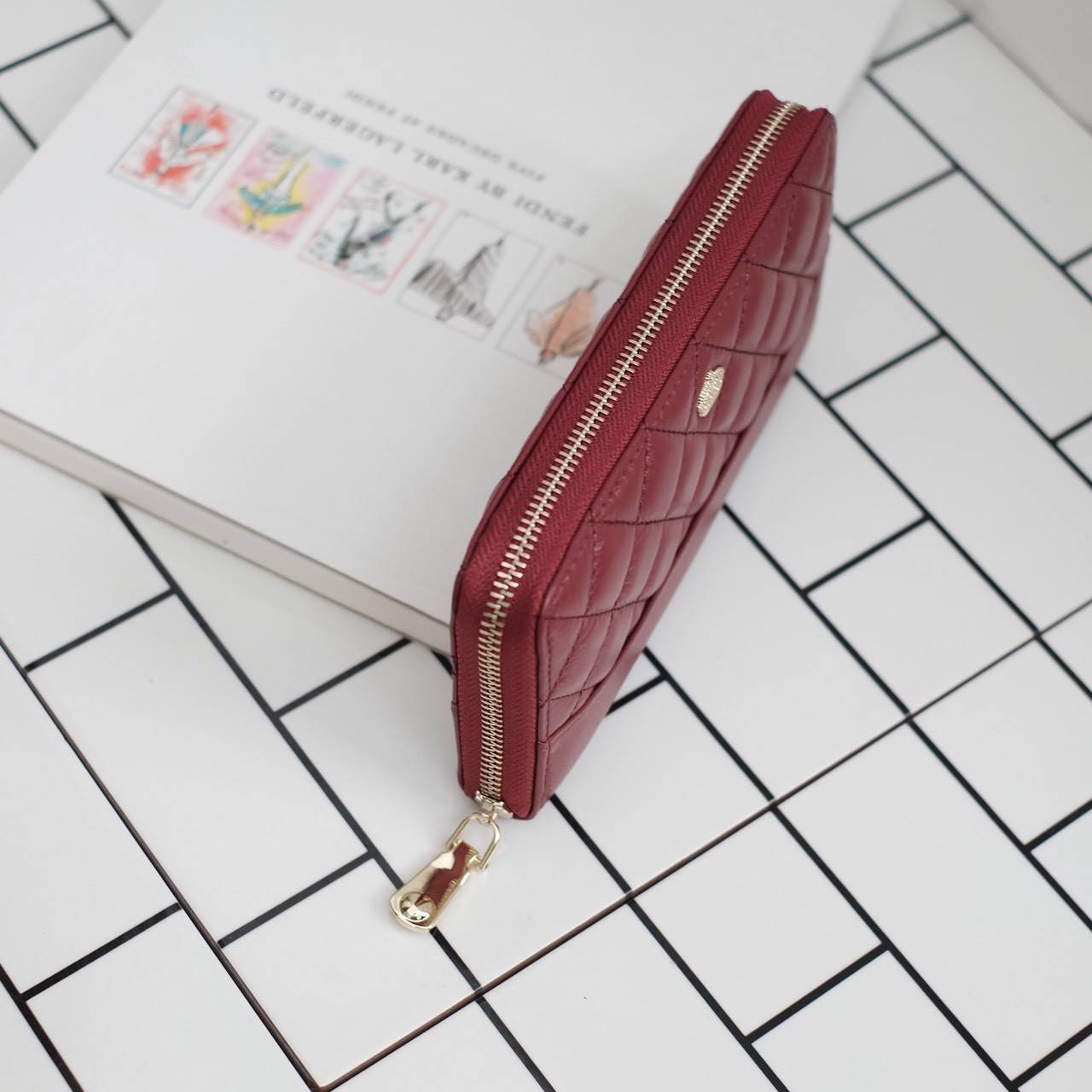 กระเป๋าสตางค์ Size ยาว ซิปรอบ สวยรับเงินมากใบนี้ คอนเฟิร์ม 💵💵 ใครกำลังหากระเป๋า size ห้ามพลาดนะคะ หนังสวยจริงๆ หนังวัวแท้ ตีตาราง นิ่ม ฟู ใช้หนังเกรดดีที่สุด สวยมาก KEEP • Super Rich ( Long )• กระเป๋า สตางค์ขนาดยาว ซิปรอบ ภายใน จุของคุ้ม ใ