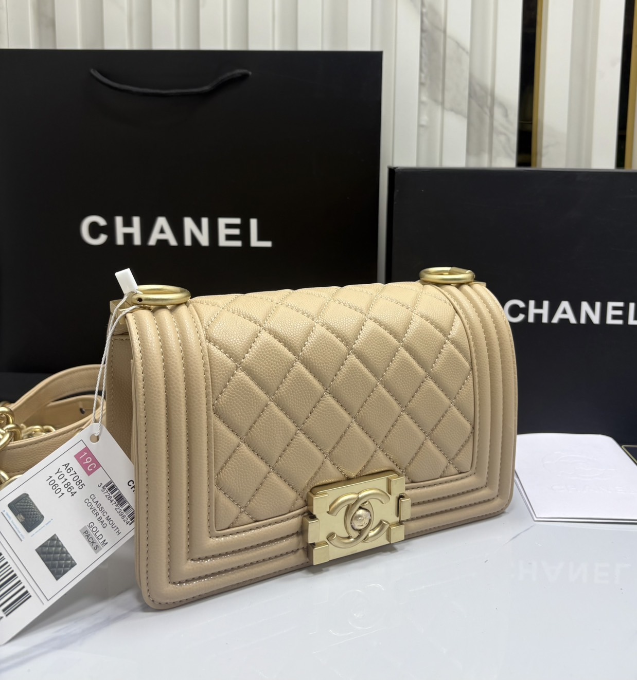 ORI หนังแท้ | CHANEL Boy 20cm shoulder bag กระเป๋าสะพายรุ่นยอดนิยมสุดคลาสสิคตลอดกาล หรูหราระดับตำนาน สวยงามเหนือกาลเวลา ขนาดเล็กน่ารัก ไม่ว่าเวลาจะผ่านไปเเค่ไหนก็ไม่เคย Out เรียบ หรู คลาสสิค ผู้ดี ไฮโซที่แท้ทรูสวยมากค่ะ