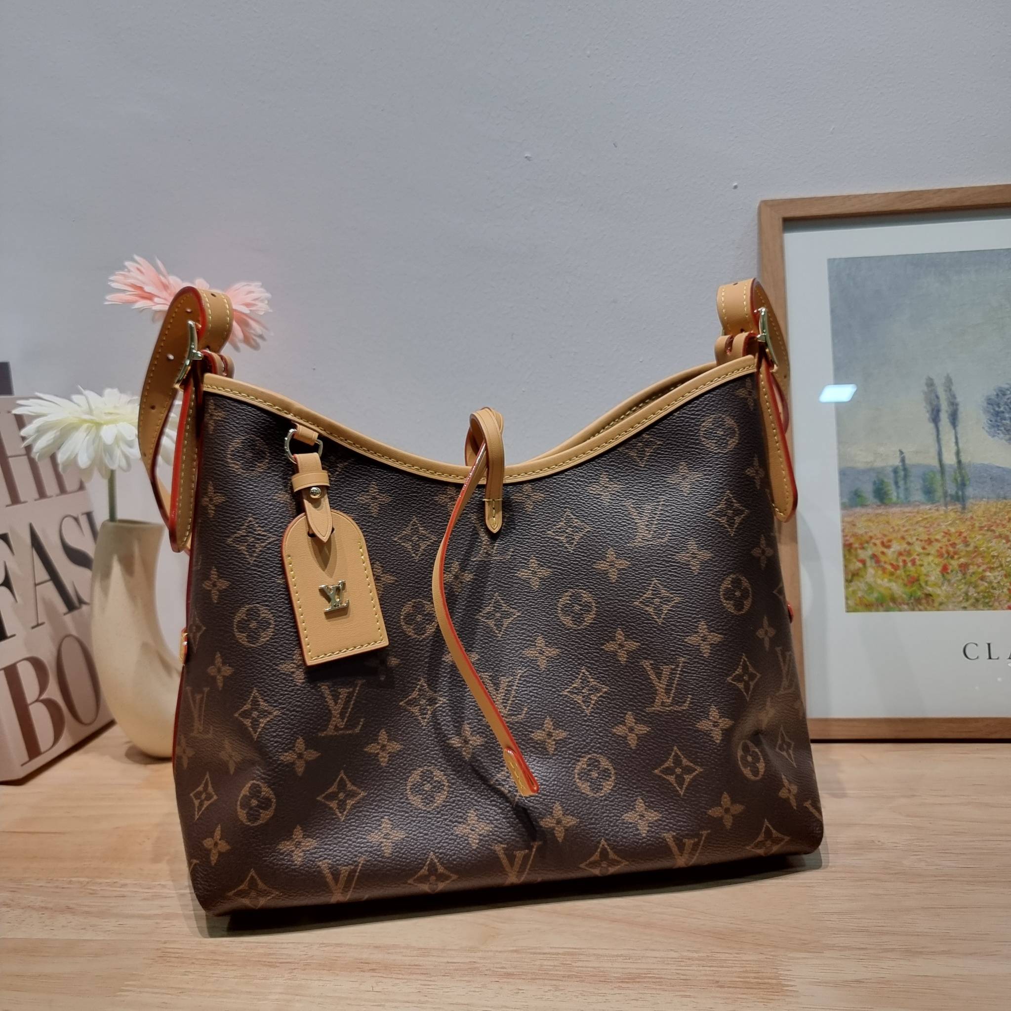 LV CARRYALL PM รุ่นลิมิเต็ดที่สาวๆตามหา กระเป๋าสะพายไหล่ทรงสวย ดีไซน์เรียบง่ายคลาสสิค หรู ดูผู้ดี รูปทรงใช้งานง่าย มาพร้อมใบลูก ไว้เก็บของจุกจิก วัสดุหนังแคนวาส ปากกระเป๋ามีสายหนังผูกกันของหล่นได้และยังมีกระดุมแม่เหล็กอีกด้วย สายสะพายถอดปรับได้ ภายในโล่งก