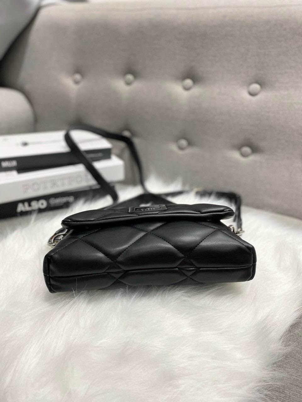 New Collection!! Guess woman’s Bag กระเป๋าสะพายรุ่นใหม่ล่าสุด รุ่นยอดนิยมสวยอยู่ทรง วัสดุหนังนิ่ม น้ำหนักเบา ด้านหน้าประดับด้วยโลโก้แบรนด์สวยโดดเด่น