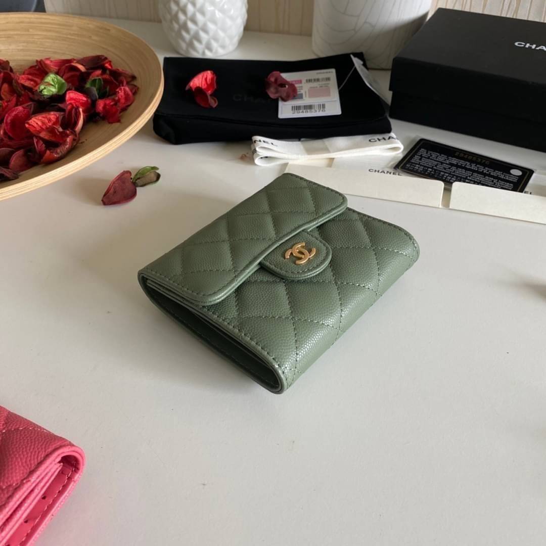 หนังแท้ Chanel Classic small wallet caviar 3 พับ พร้อมส่งที่ไทย รุ่นยอดนิยมไอเท็มฮิตวัสดุหนังแท้คาเวียร์สวยคลาสสิคเปิดปิดด้วยฝาปิดกระดุมด้านหน้ามีโลโก้แบรนด์อะไหล่ทองสวยหรูดูดี ตัวจริงสวยน่าใช้ Chanel mini นาทีนี้กำลัง in สุดๆ ภาพสินค้าถ่ายจากงานขายจริง ใ