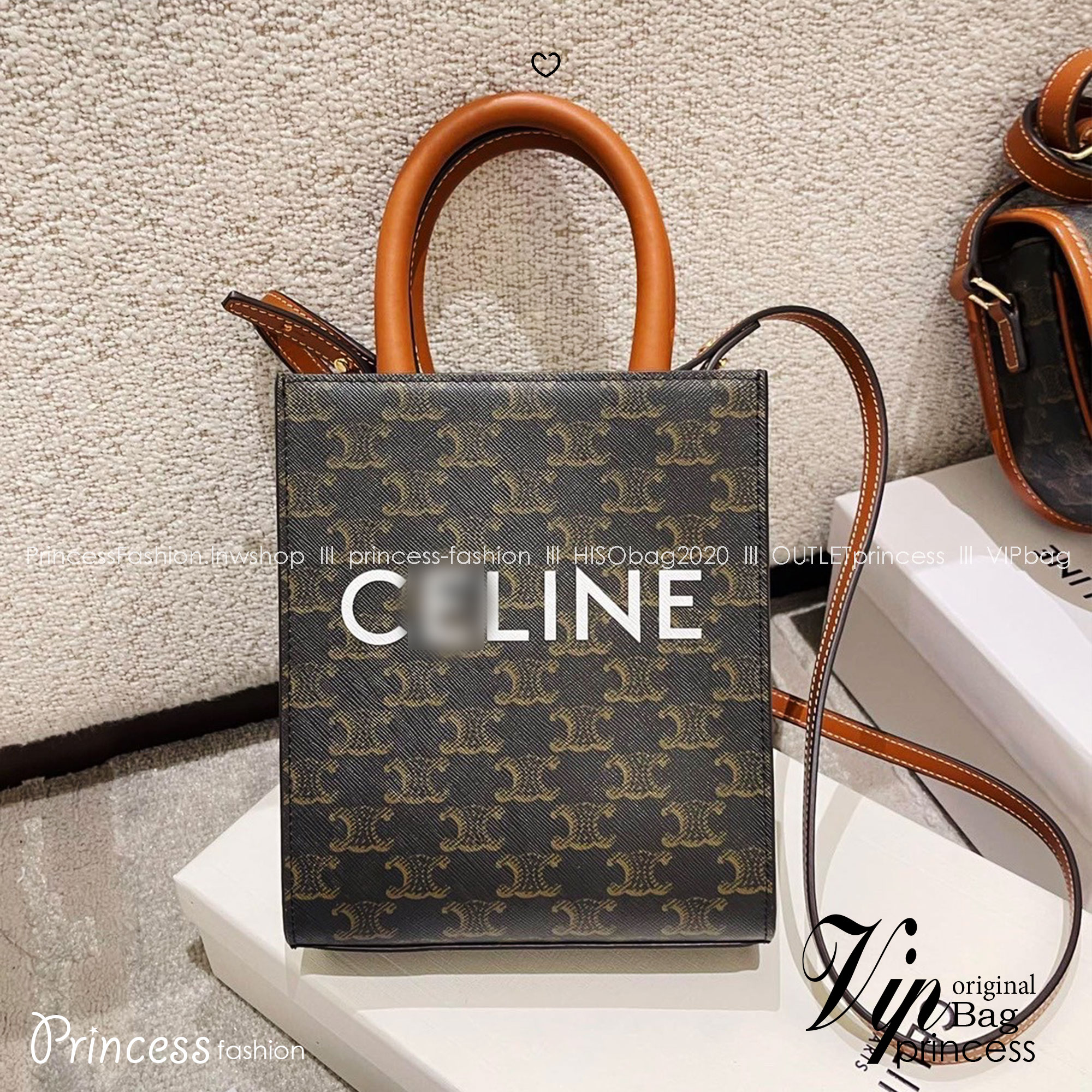 CELINE Vertical Cabas bag in Triomphe canvas ใหม่พร้อมเสิร์ฟ กับกระเป๋าสะพายทรงโท้ท ไซส์มินิ ขนาดกำลังสวยพอดี สะดวกพกพา โดดเด่นด้วยโลโก้เพิ่มดีเทลความแพงไปอีก