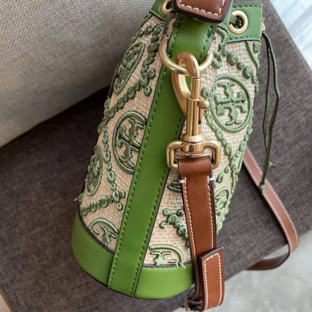 ของแท้ 💯% 】Tory T Monogram Straw Bucket Bag New collection กรี๊ดดดเขียวเหนียวทรัพย์ก็มา ใบนี้คือที่สุด สวยมาก งานประณีตมาก เย็บปักถักร้อยด้วยวัสดุธรรมชาติ หนังวัวแท้