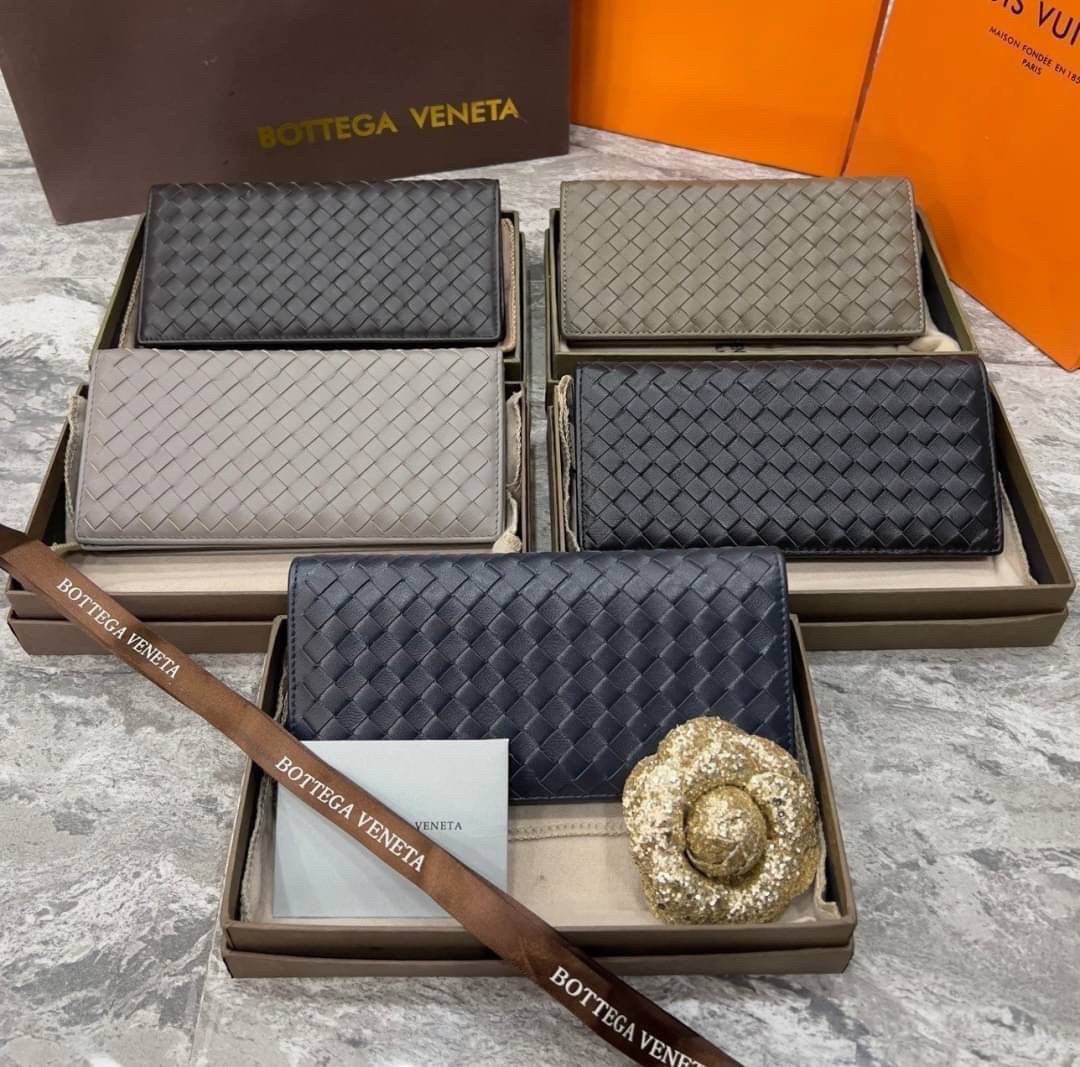 VIP 】หนังแท้ BOTTEGA VENATA WALLET กระเป๋าสตางค์ใบยาว รุ่นตามหา มาเท่าไหร่ไม่เคยพอเลยค่า เป็นรุ่นคลาสสิกที่หยิบมาใช้งานได้บ่อยที่สุด งานหนังแท้ทั้งใบสวยมากนะคะ ใช้ทนทานได้นานเลย ภาพสินค้าถ่ายจากงานขายจริง พร้อมส่งที่ไทยราคาสุดคุ้มห้ามพลาดค่ะ!