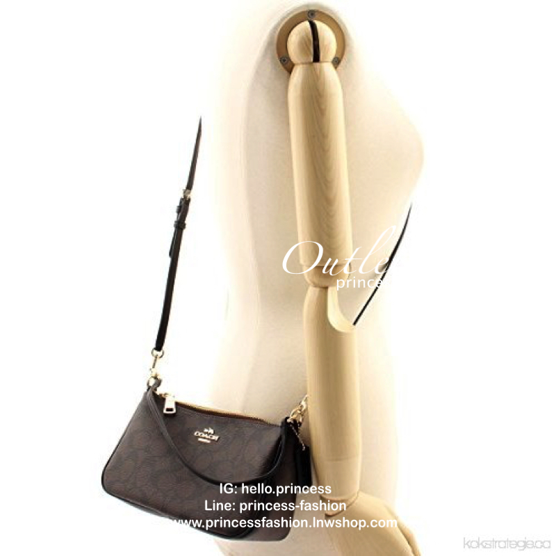 COACH HANDLE POUCH SIGNATURE BAG (รุ่นโลโก้อะไหล่ตัวเล็ก) กระเป๋าสะพาย หรือสะพายข้าง Crossbody ราคาสุดคุ้มค่ะ วัสดุ pvc อย่างดี ลาย C เปิดปิดกระเป๋าแบบซิป ภายในสามารถใส่กระเป๋าสตางค์ใบยาวขนาดปกติได้ ของอื่นๆจุค่ะ มีช่องเล็กใส่ของจุกจิก สายยาวถอดออกได้เลื่