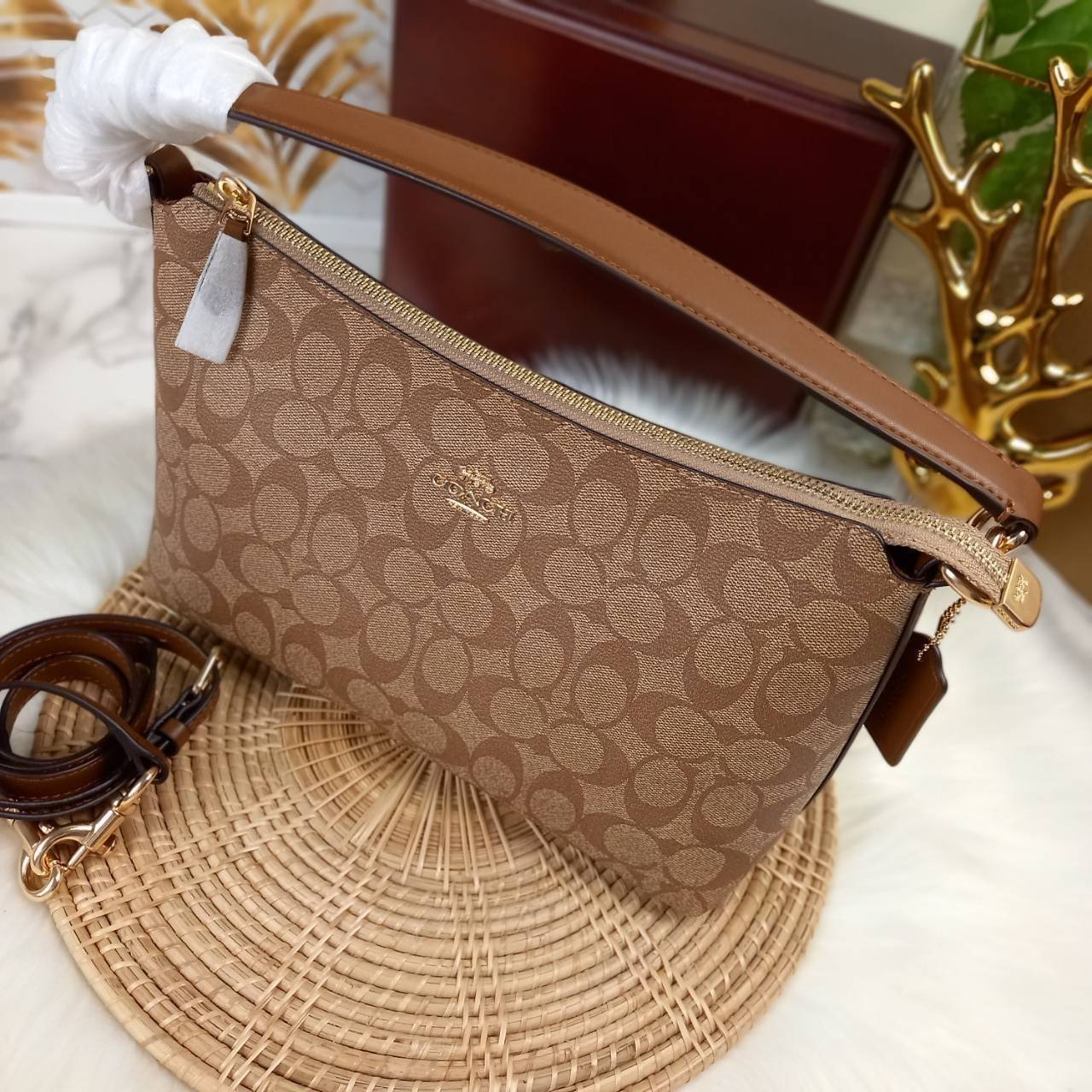 COACH LEWIS SHOULDER BAG IN SIGNATURE CANVAS (COACH F85696)🌺พอชใบใหญ่ ใส่ของได้จุใจ มีสายให้ 2 สาย อะไหล่สีทอง หรูหรา คลาสสิค สายยาวถอดได้ ปรับได้ ช่องด้านใน กว้างมากๆ ใช้ได้ทุกโอกาสจริงๆ แนะนำ ไม่ควรพลาดจ้า