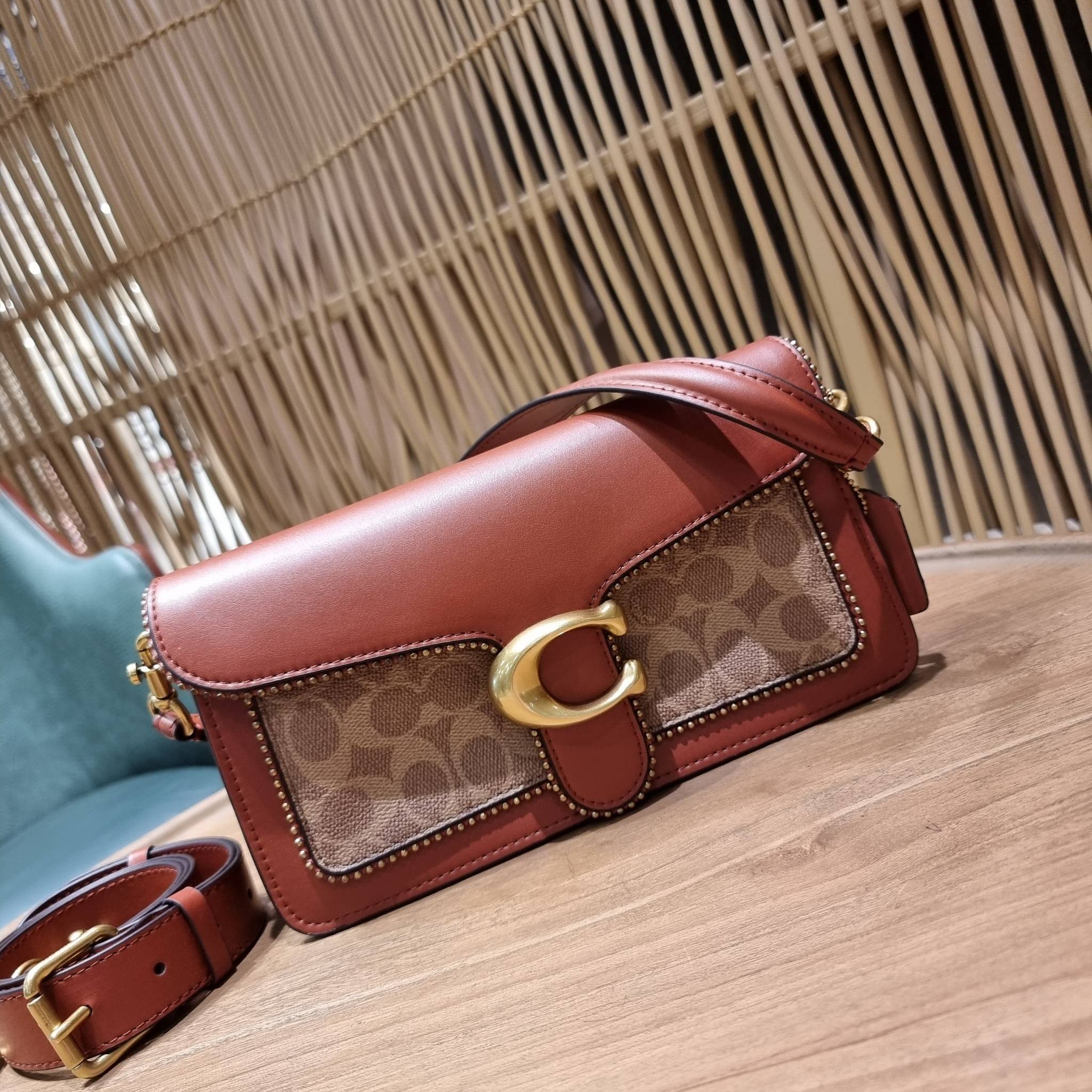 COACH TABBY SHOULDER BAG 26 IN SIGNATURE CANVAS WITH BEADCHAIN (6793,91215) กระเป๋าสะพายไหล่ ดีไซน์วินเทจย้อนยุค สวยคมชัด คลาสสิคใช้ได้ทุกลุค วัสดุหนังแท้สลับหนังแคนวาสเคลือบลาย เปิด-ปิดด้วยแม่เหล็กในตัว รับรองแน่นหนา ด้านหลังมีช่องแยก ภายในเป็นช่องโล่ง ข