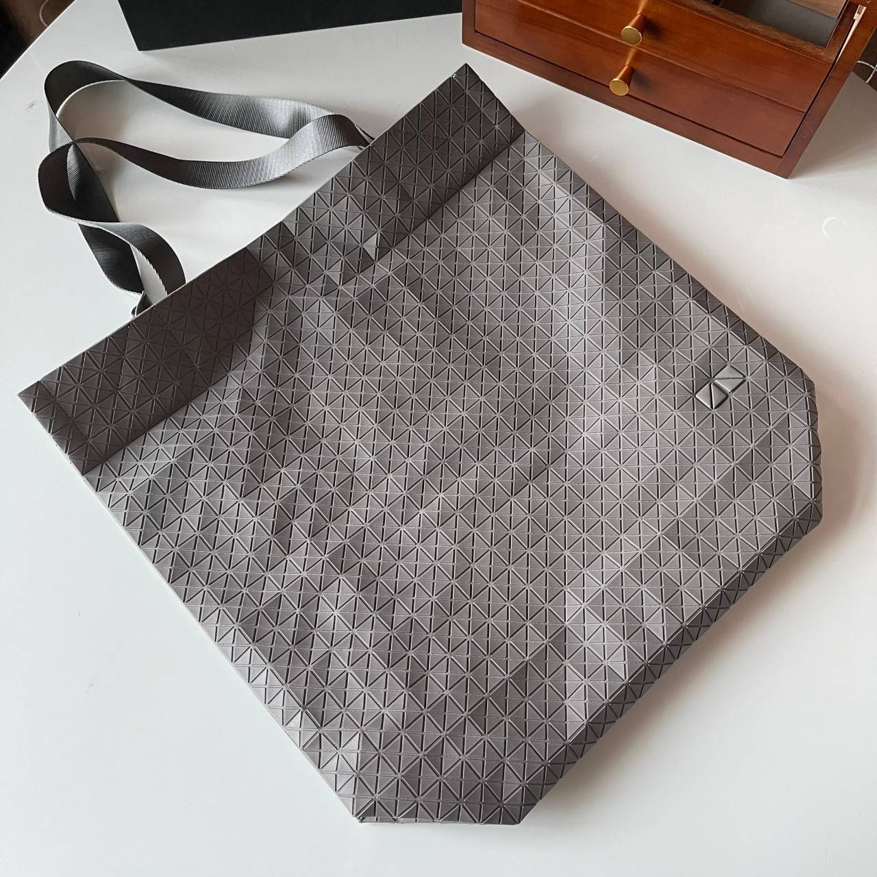 VIP 】Bao Bao Issey Miyake Cart Tote Bag พร้อมส่งที่ไทย รุ่นใหม่ล่าสุด สามารถใช้ได้ทั้งผู้หญิงกับผู้ชาย เบาสบายจุของได้เยอะสามารถทนทานต่อน้ำหนักได้สูงใช้งานได้ยาวๆเลยค่ะ